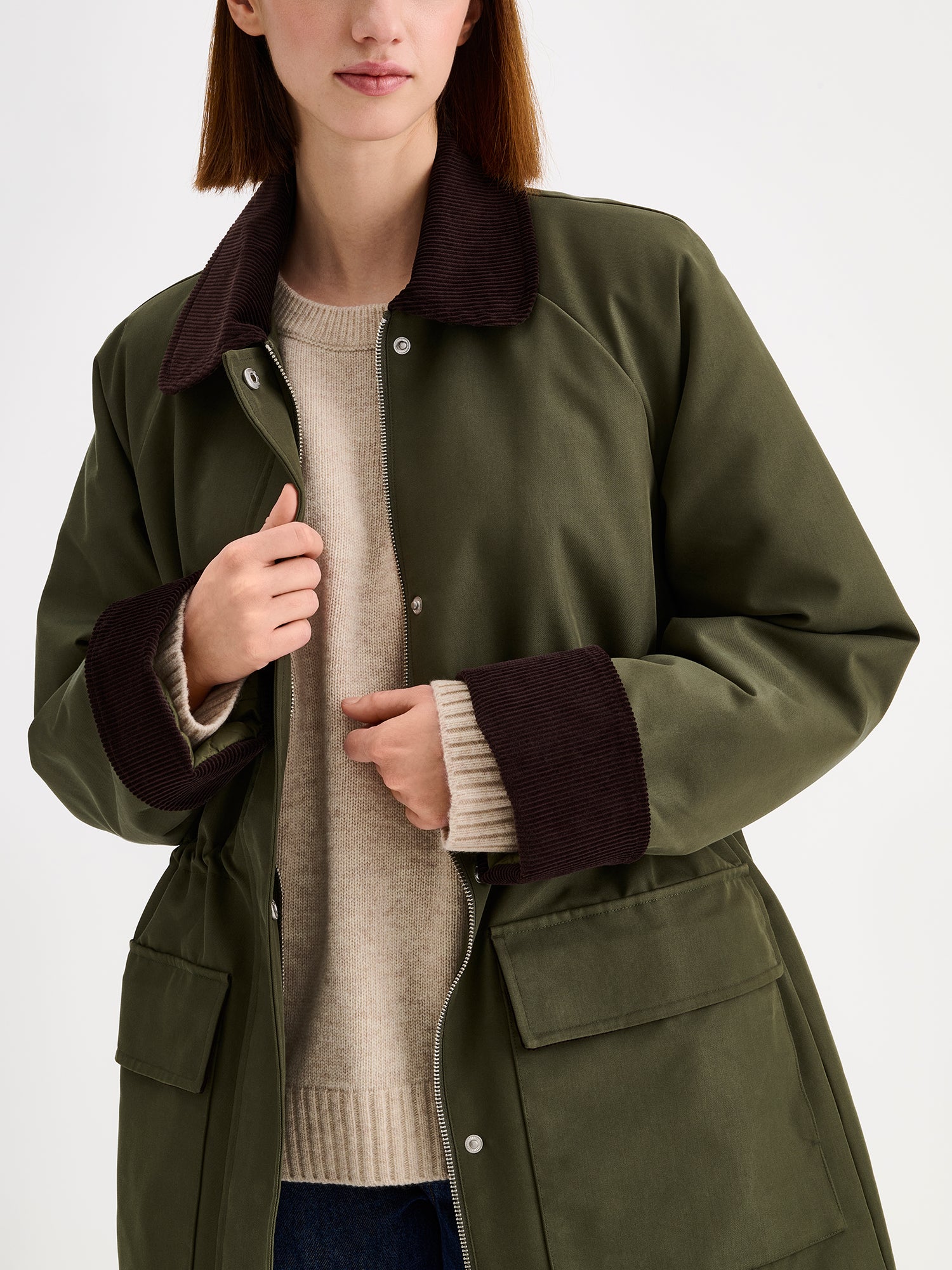 Rennon tyylikäs barn jacket - tyylinen vihreä Inna-parkatakki, mallin päällä farkkujen kanssa.