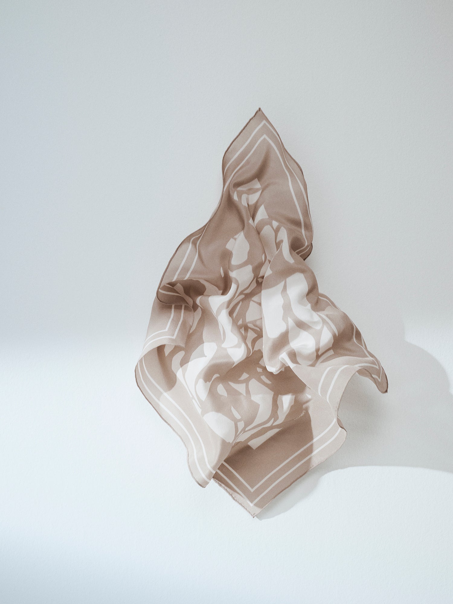 Naisten tyylikäs beige-valkoinen kuviollinen Palsta silkkihuivi tuotekuvassa