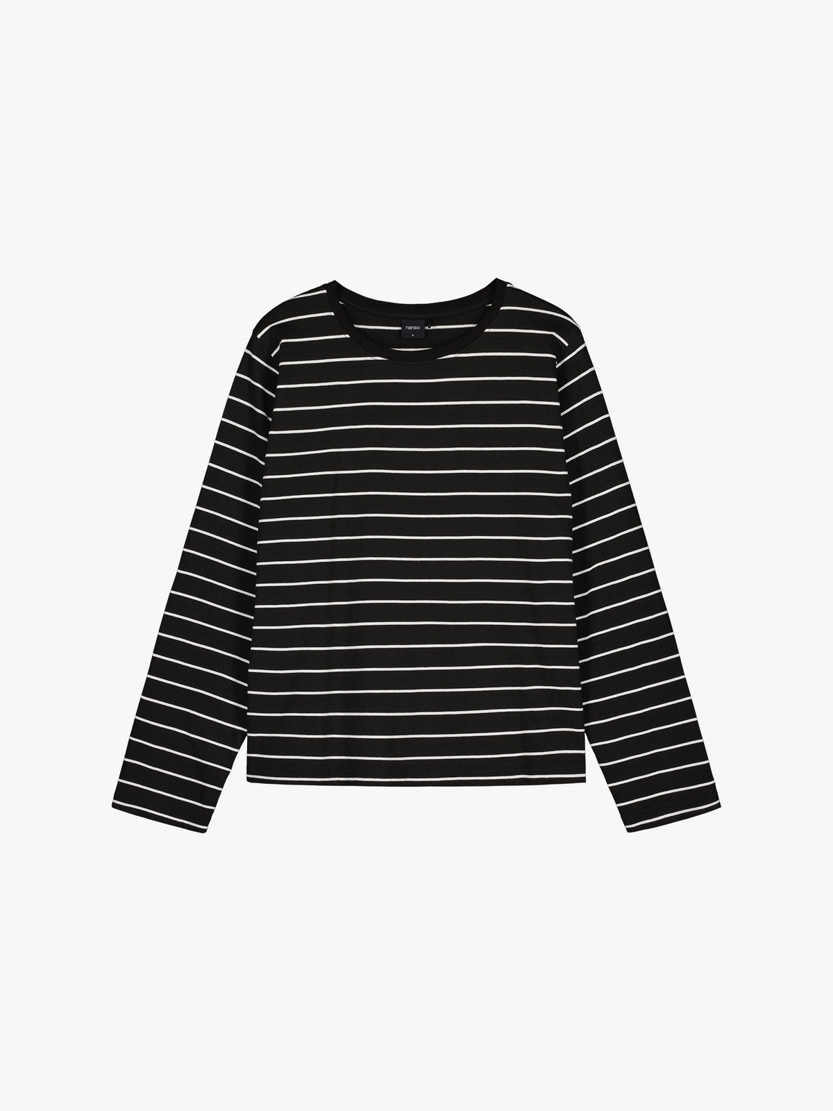 Nanson naisten klassinen Niva-pyjama hurmaa ajattomalla mustavalkoisella raitakuosillaan. Tuotekuvassa pyjamapaita.
