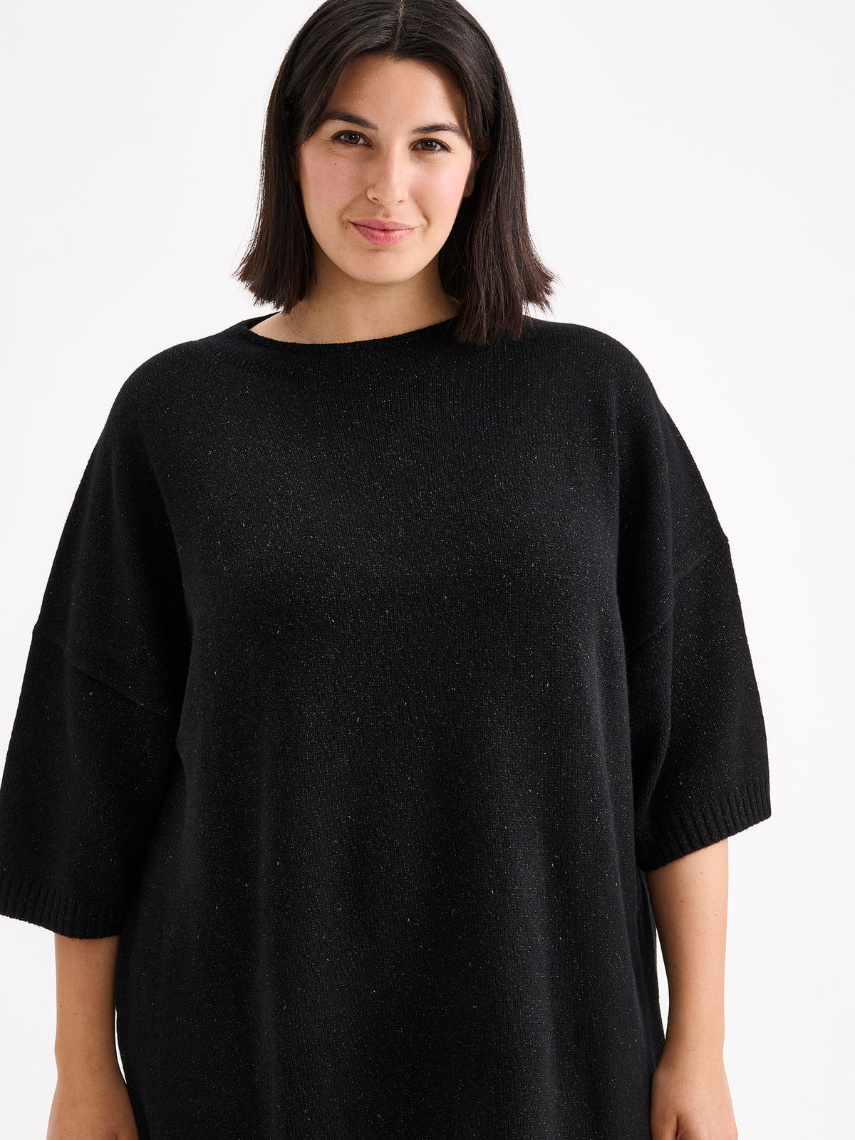 Nanson naisten rento, hieman oversized-mallinen musta kimaltava Lumine-neulemekko mallin päällä lähikuvassa.