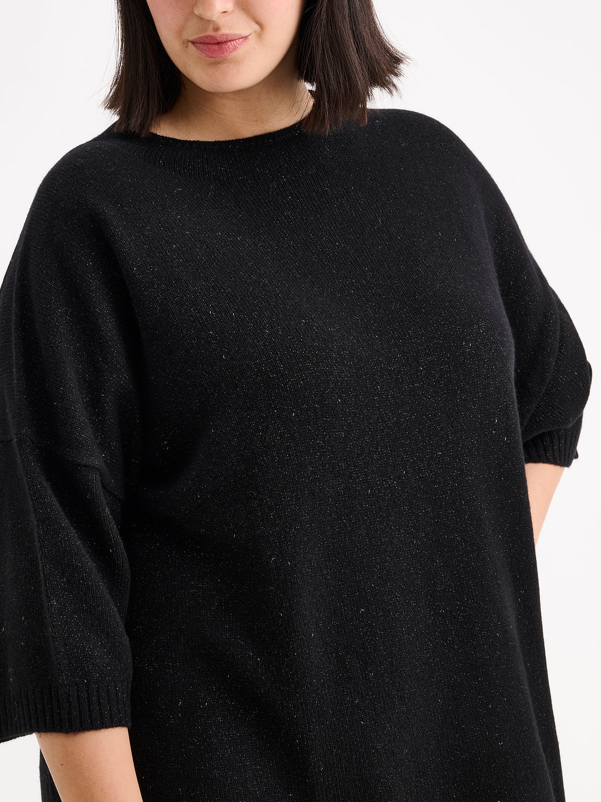 Nanson naisten rento, hieman oversized-mallinen musta kimaltava Lumine-neulemekko mallin päällä lähikuvassa