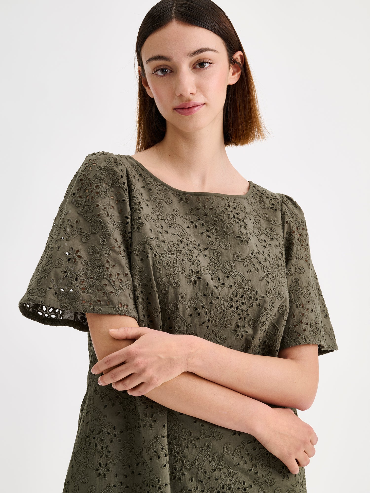 Nanson pitsikirjailtu oliivinvihreä Odette mekko mallin päällä lähikuvassa.