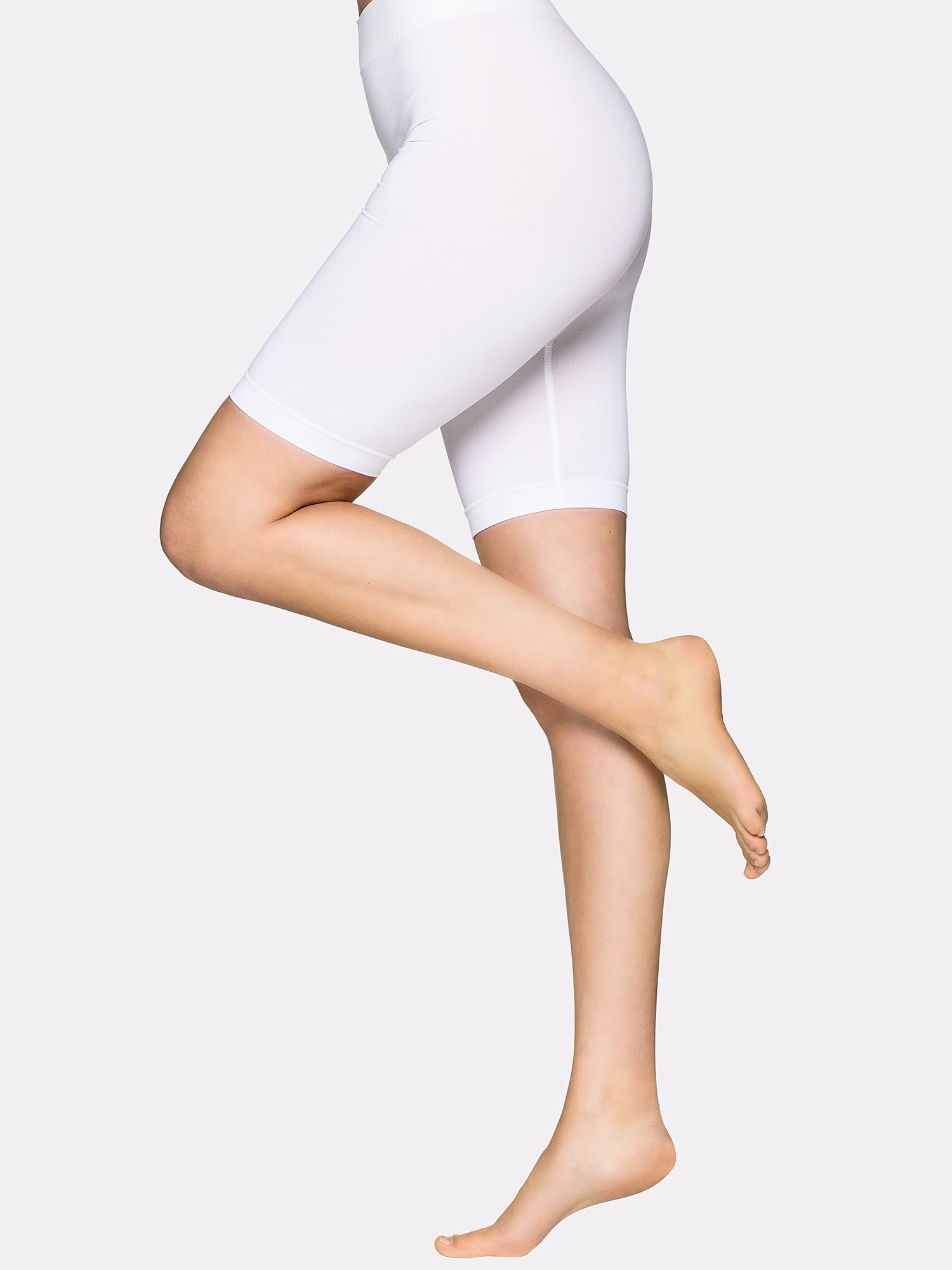 Voguen pehmeät ja miellyttävät valkoiset lyhyet leggingsit sileästä mikrokuidusta.
