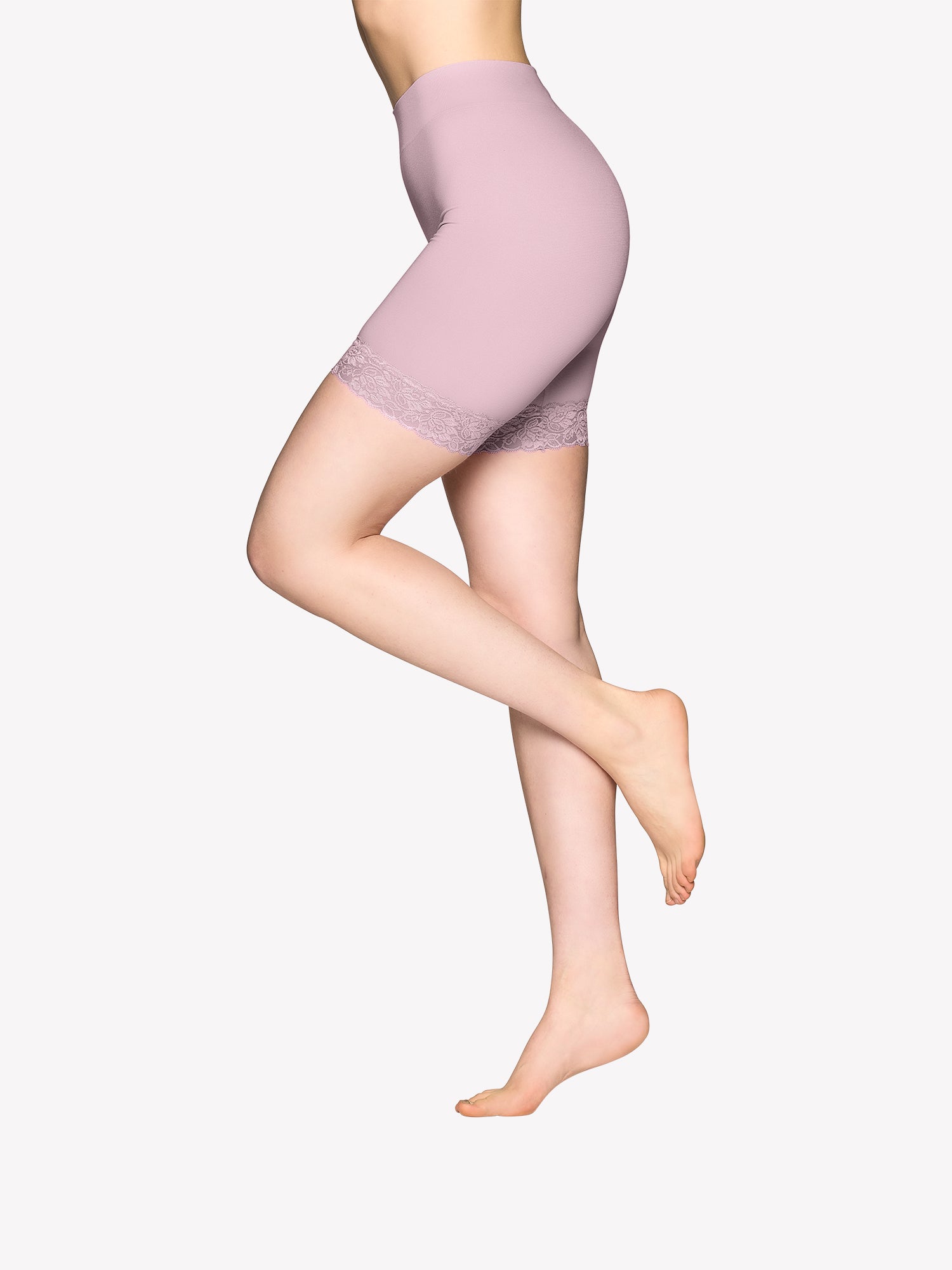 Voguen lyhyet Seamless leggingsit pitsireunalla sävyssä lilac mallin päällä sivusta kuvattuna.