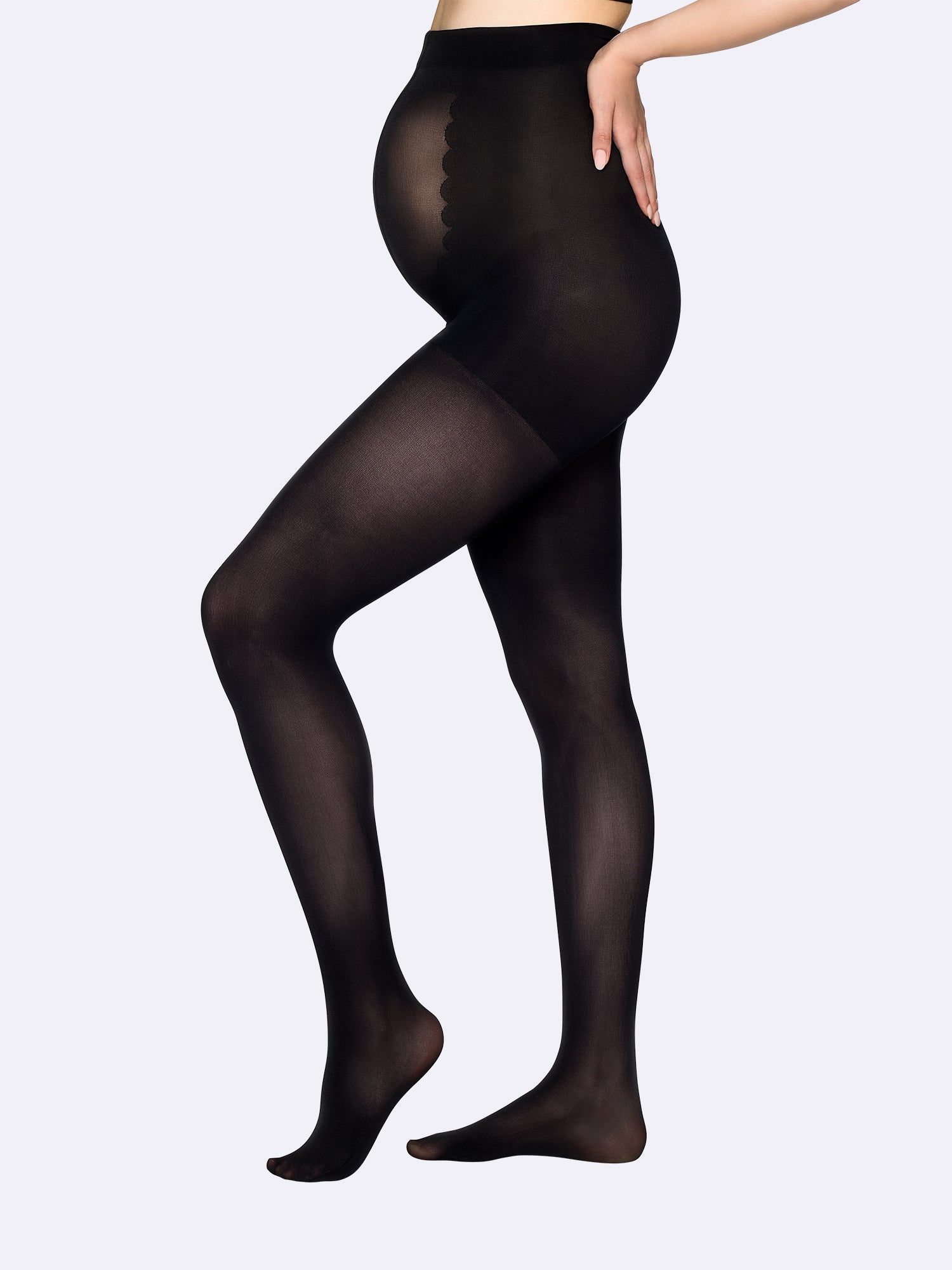 Voguen mukavat 60 denierin äitiyssukkahousut. Sukkahousut on valmistettu vastuullisesta, kierrätetystä polyamidista ja 3D-laatu tarjoaa maksimaalista joustavuutta ja mukavuutta sekä tilaa kasvavalle vatsalle. Kuvassa mallin päällä sivusta kuvattuna.