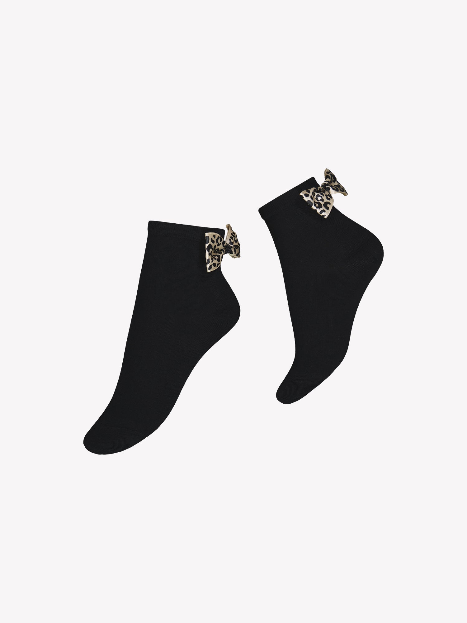 Voguen ihastuttavat bambuviskoosiset nilkkasukat trendikkäällä leopardikuvioisella rusettiyksityiskohdalla. Tuotekuva sukista.