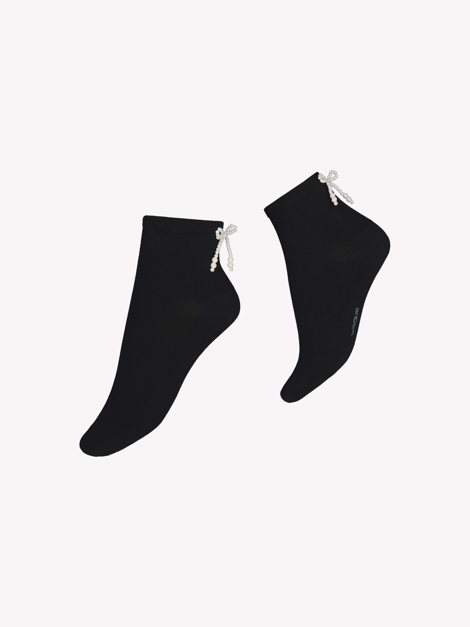 Voguen kauniit mustat nilkkasukat helmirusetti -yksityiskohdalla. Sukkien materiaali on laadukasta luomupuuvillasekoitetta. Tuotekuva sukista.