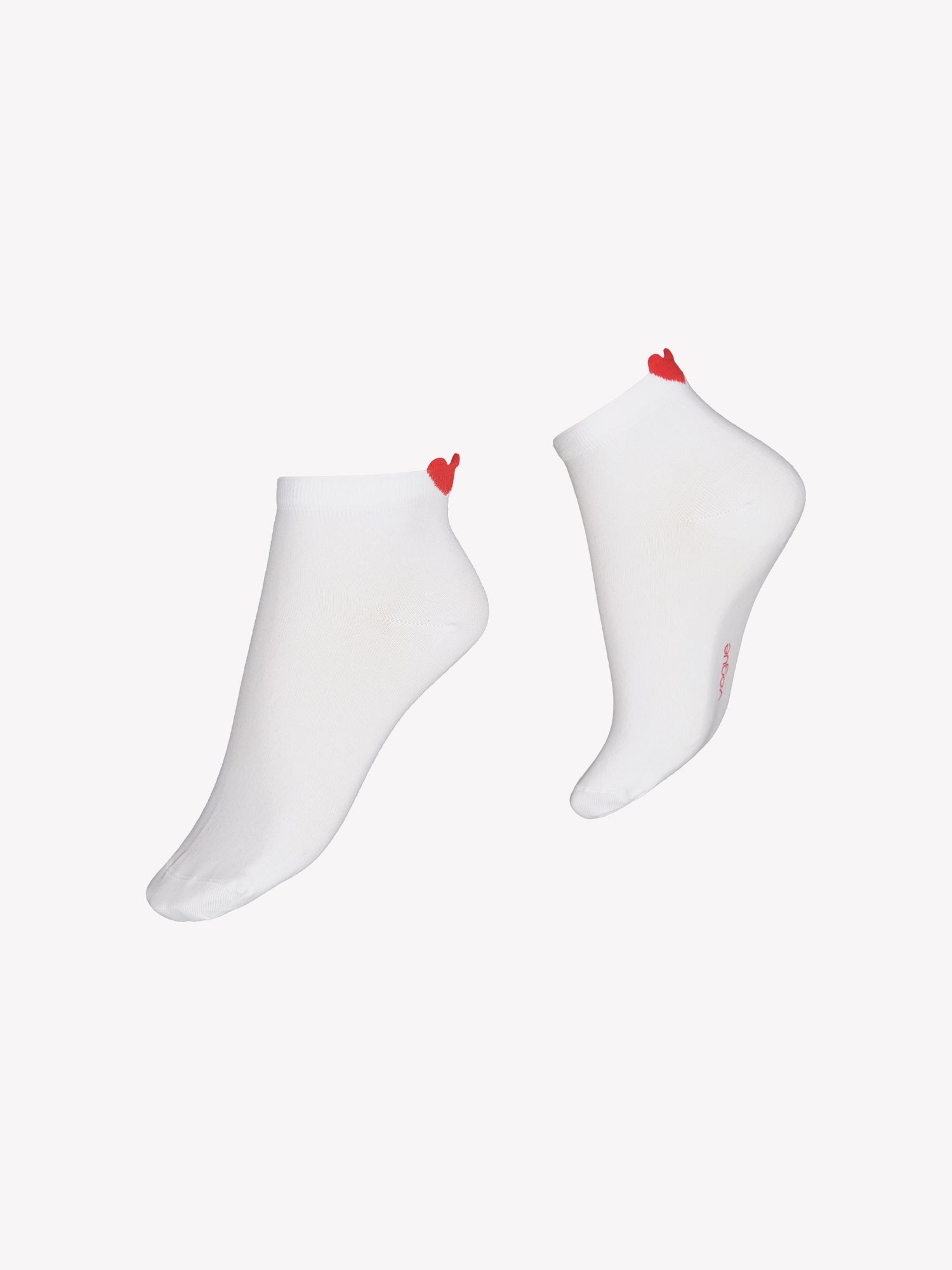 Voguen LILI lyhyet nilkkasukat luomupuuvillasekoitteesta. Sukissa on kaunis sydänyksityiskohta takana. Tuotekuva sukista.