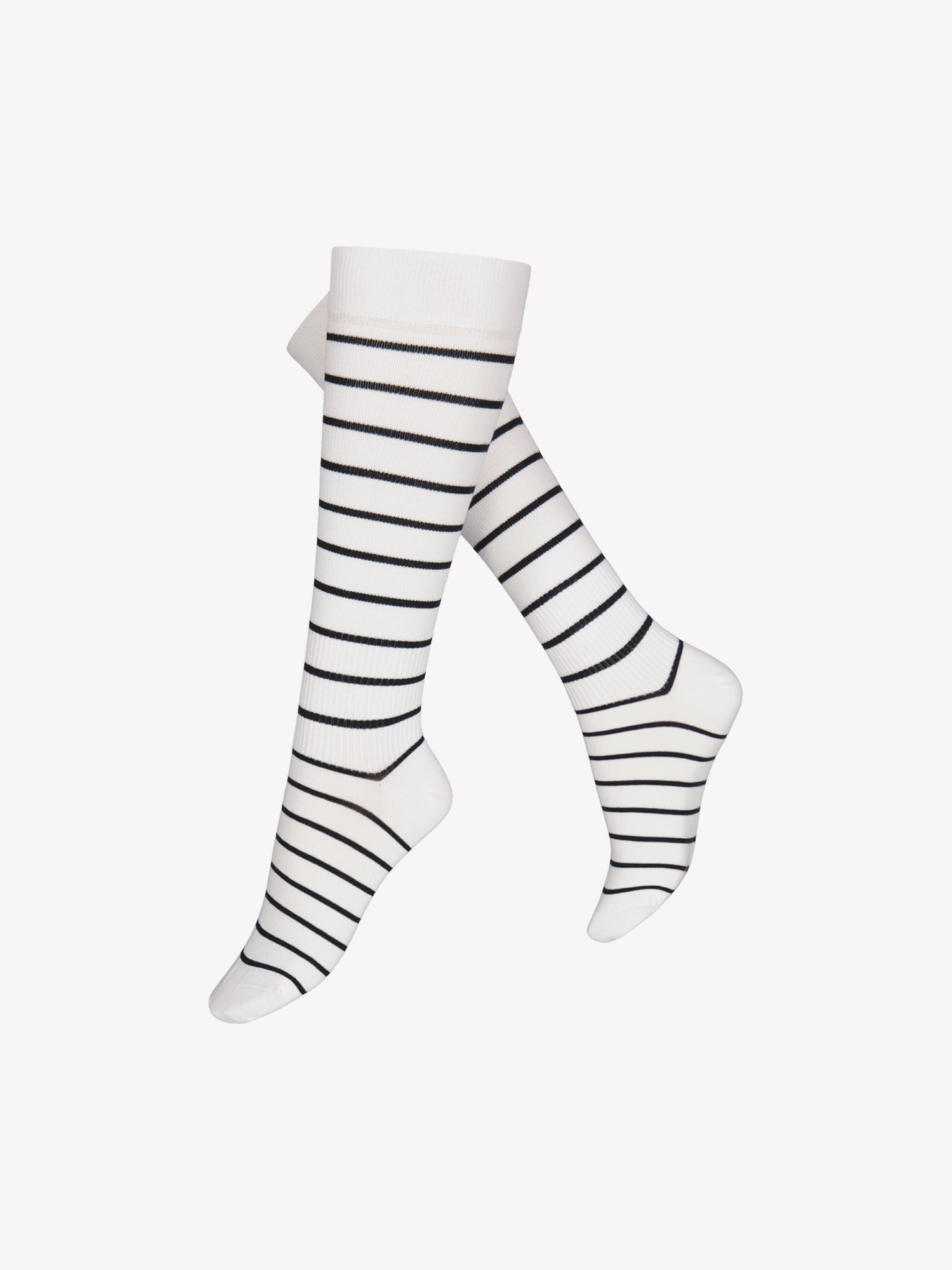 Korkealaatuiset puuvillatukisukat voimakkaalla tuella. Asteittain muuttuva tuki auttaa jalkojasi pysymään virkeinä ja tuntumaan kevyiltä koko päivän. Tuotekuva musta-valko-raidallisista sukista.