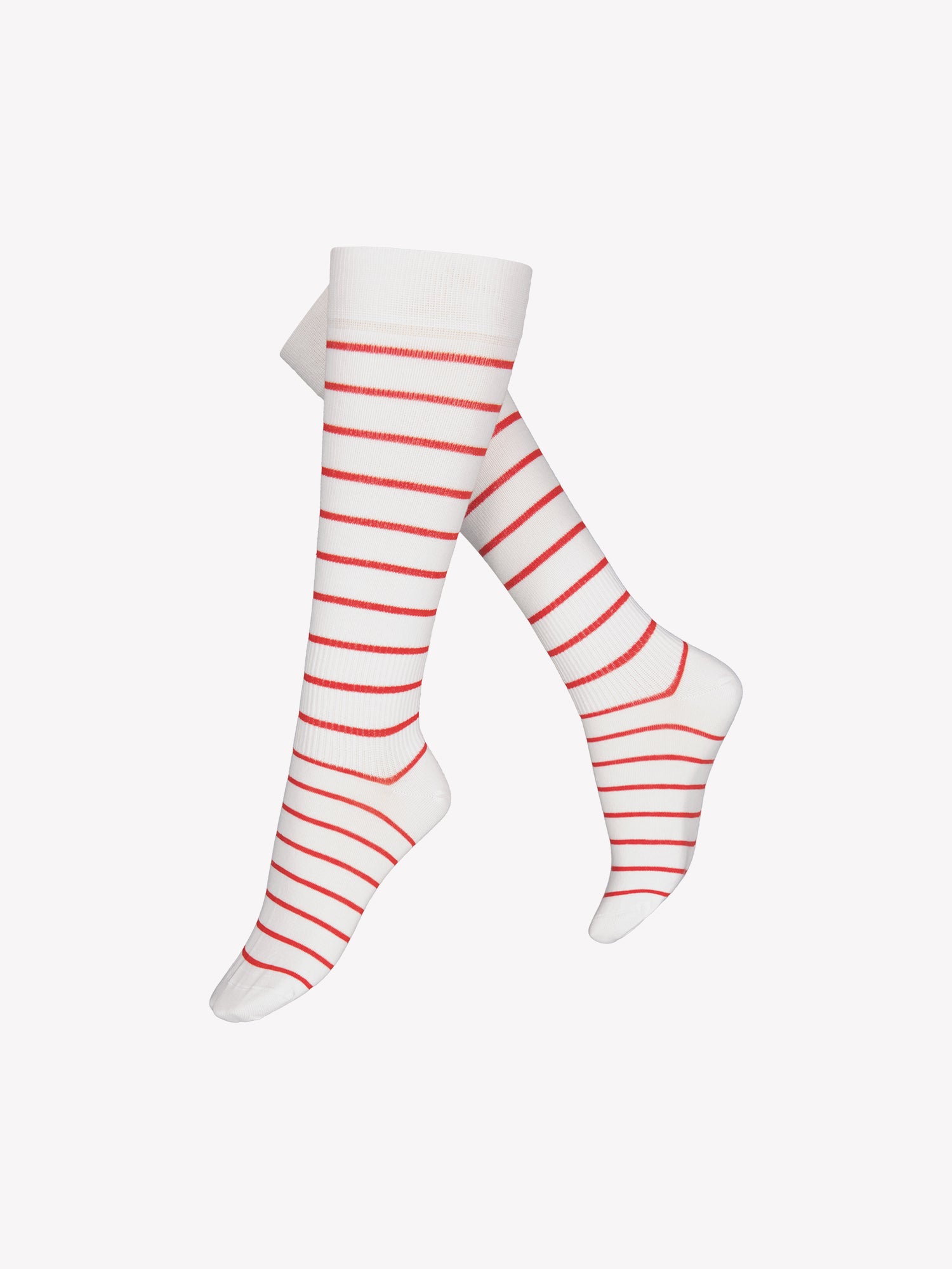 Korkealaatuiset puuvillatukisukat voimakkaalla tuella. Asteittain muuttuva tuki auttaa jalkojasi pysymään virkeinä ja tuntumaan kevyiltä koko päivän. Tuotekuva puna-valko-raidallisista sukista.