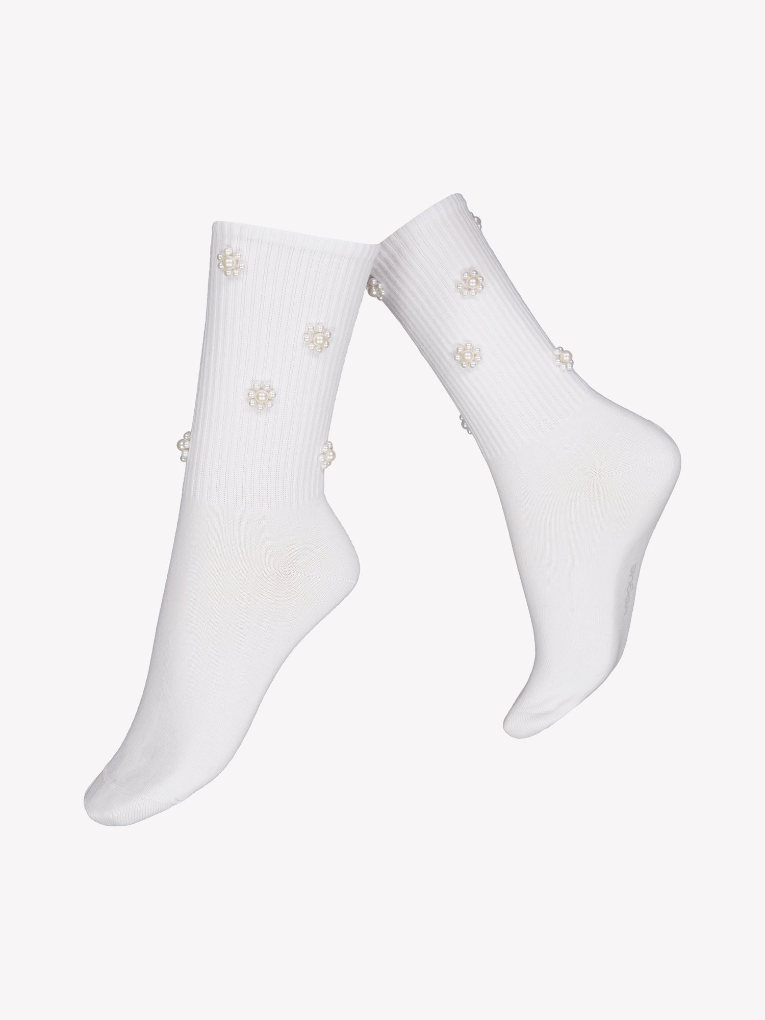 Pehmeät ja laadukkaat puuvillasukat, joiden varressa on kauniit helmistä tehdyt kukkakuviot. Viimeistele asusi näillä herkän koristeellisilla sukilla. Tuotekuva sukista.