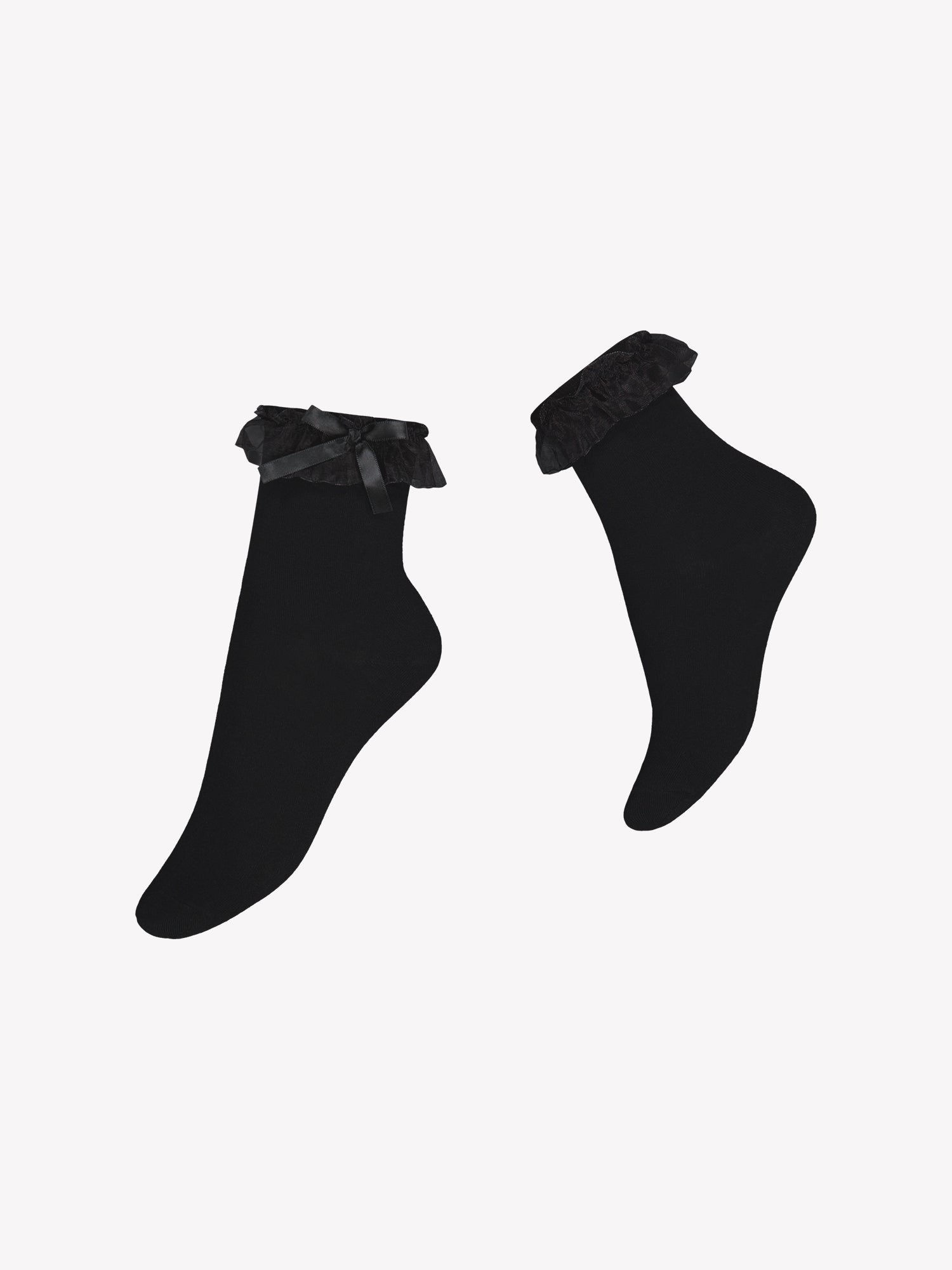 Voguen trendikkäät nilkkasukat röyhelöllä ja rusetilla. Näillä kauniilla sukilla tuot asuusi kauniin yksityiskohdan. Tuotekuva sukista.