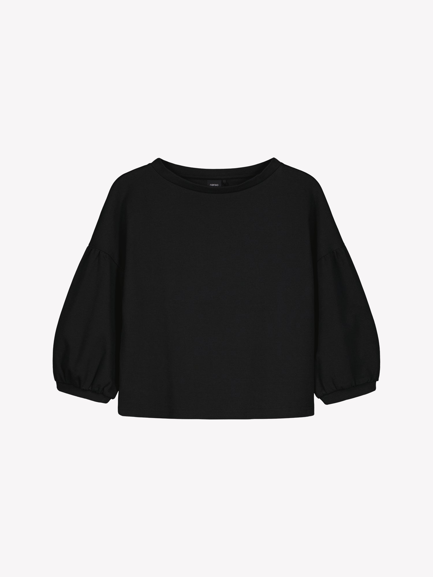 Nanson naisten musta Leija-pusero tuotekuvassa, lantiolle ulottuva lyhyt malli, venemuotoinen pystykaulus, pudotettu olkalinja ja 3/4-pituiset poimutetut hihat.