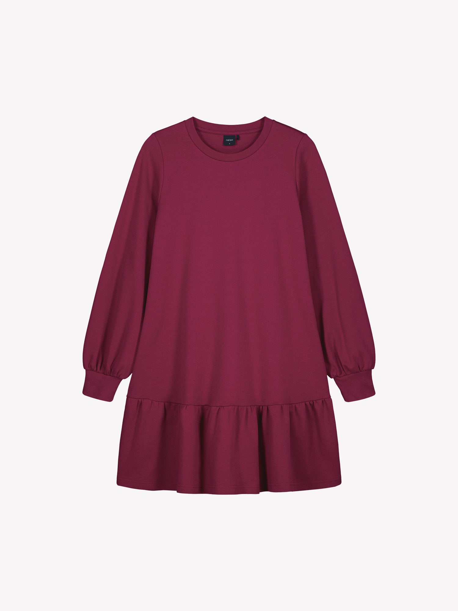 Nanson naisten viininpunainen Leija-mekko tuotekuvassa, lyhyempi malli, pyöreä pääntie, pitkät pussihihat ja poimutettu helma.