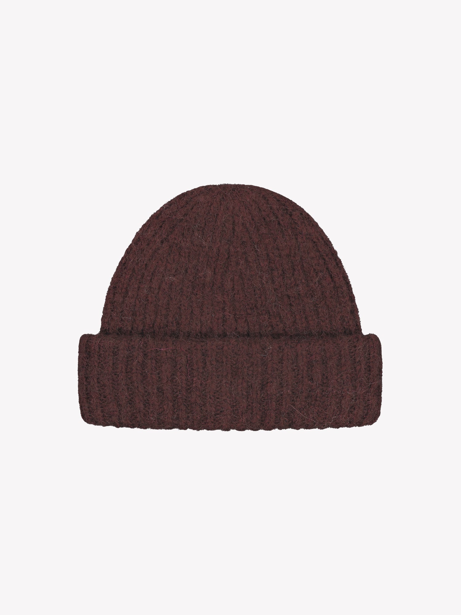 Naisten kaunis tummanruskea Usva-asustesetti sisältää ribbineulepipon ja ribbineulehuivin. Neuloksen materiaali on ihanan laadukasta, pehmeän ja miellyttävän tuntuista sertifioidun villan ja alpakan sekoitetta. kuva piposta.