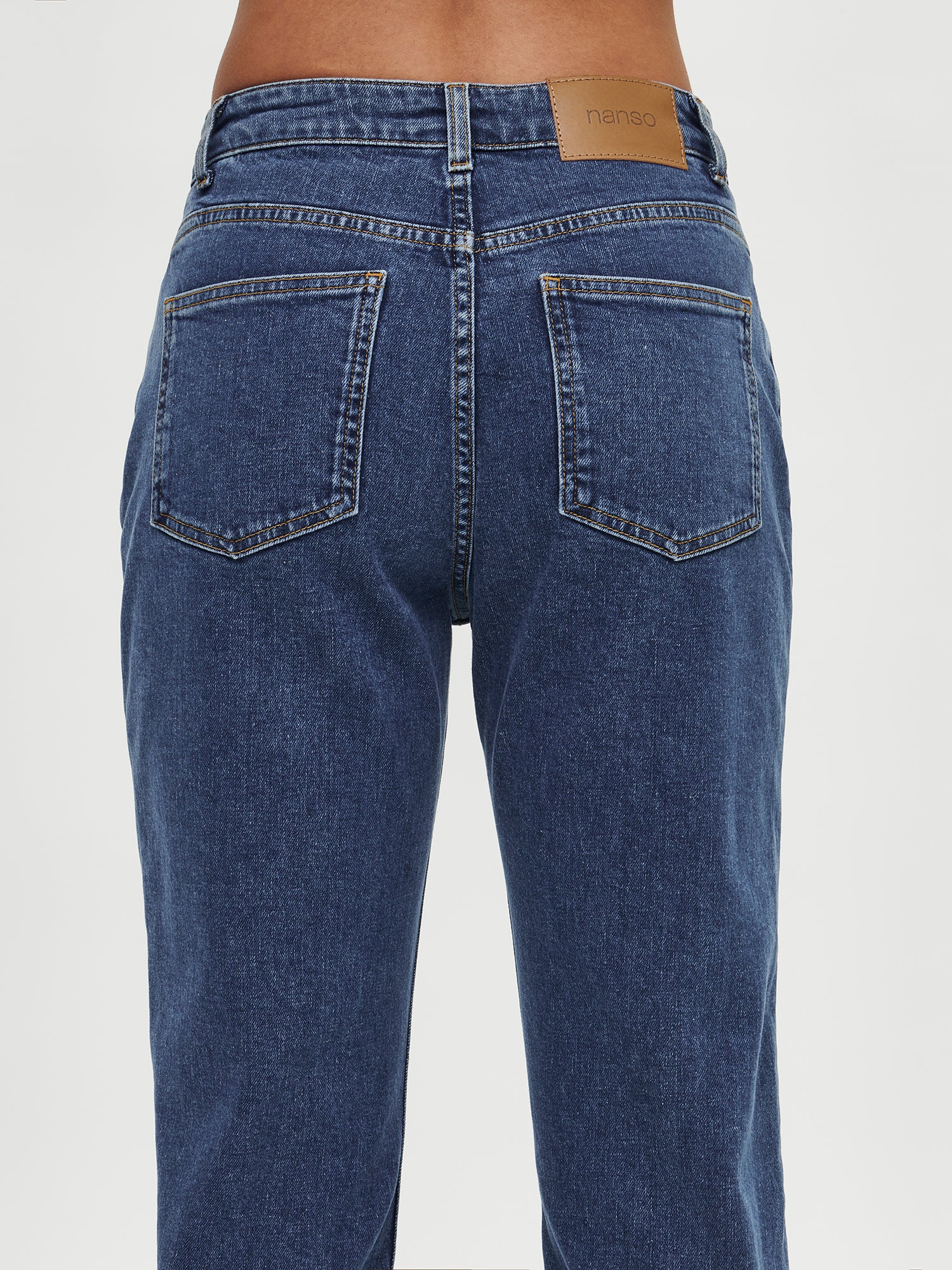 Nanson naisten mukavat ja vajaamittaiset siniset Fiilis-farkut lähikuvana takaa. Näkyvissä vyötärö ja takataskut.