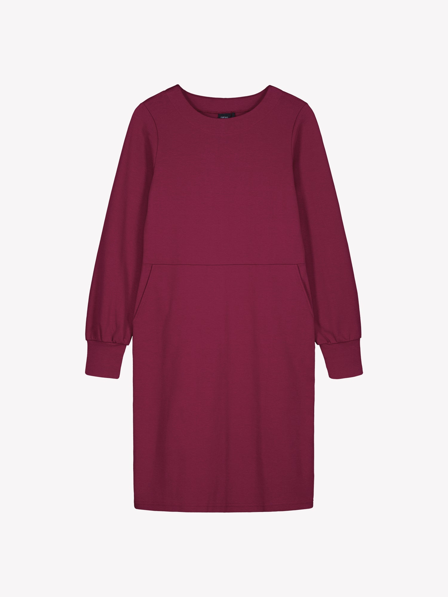 Nanson naisten viininpunainen Pauliina-mekko tuotekuvassa, polvipituinen malli, venepääntie, vyötärösauma, sivutaskut ja suoralinjainen helma.