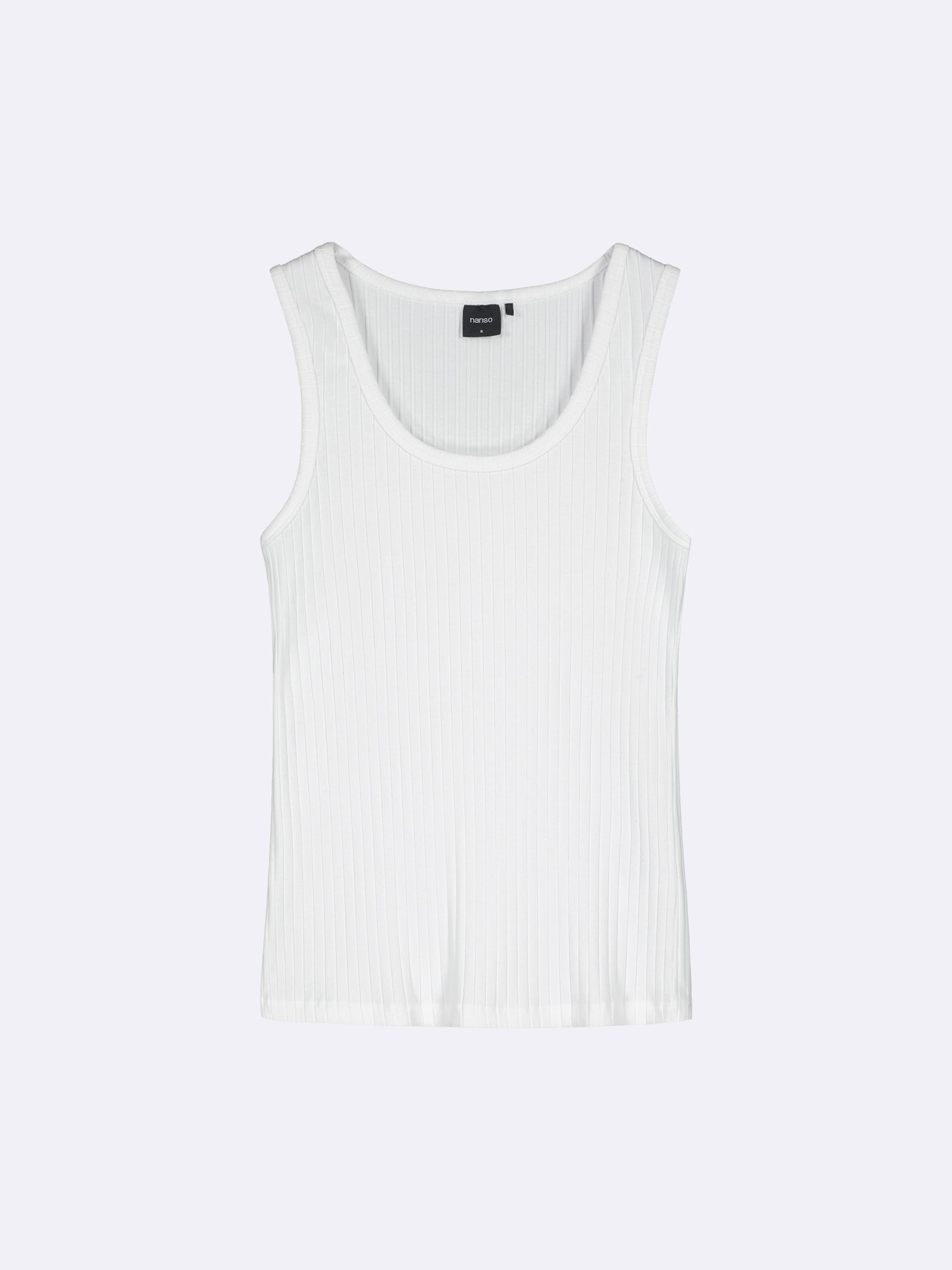 Naisten ajaton valkoinen hihaton Seri-toppi pyöreällä pääntiellä ja suoralla helmalla. Joustava ribbineulos, joka on laadukasta ja iholla miellyttävän pehmeältä tuntuvaa puuvilla-elastaania, tuotekuvassa.