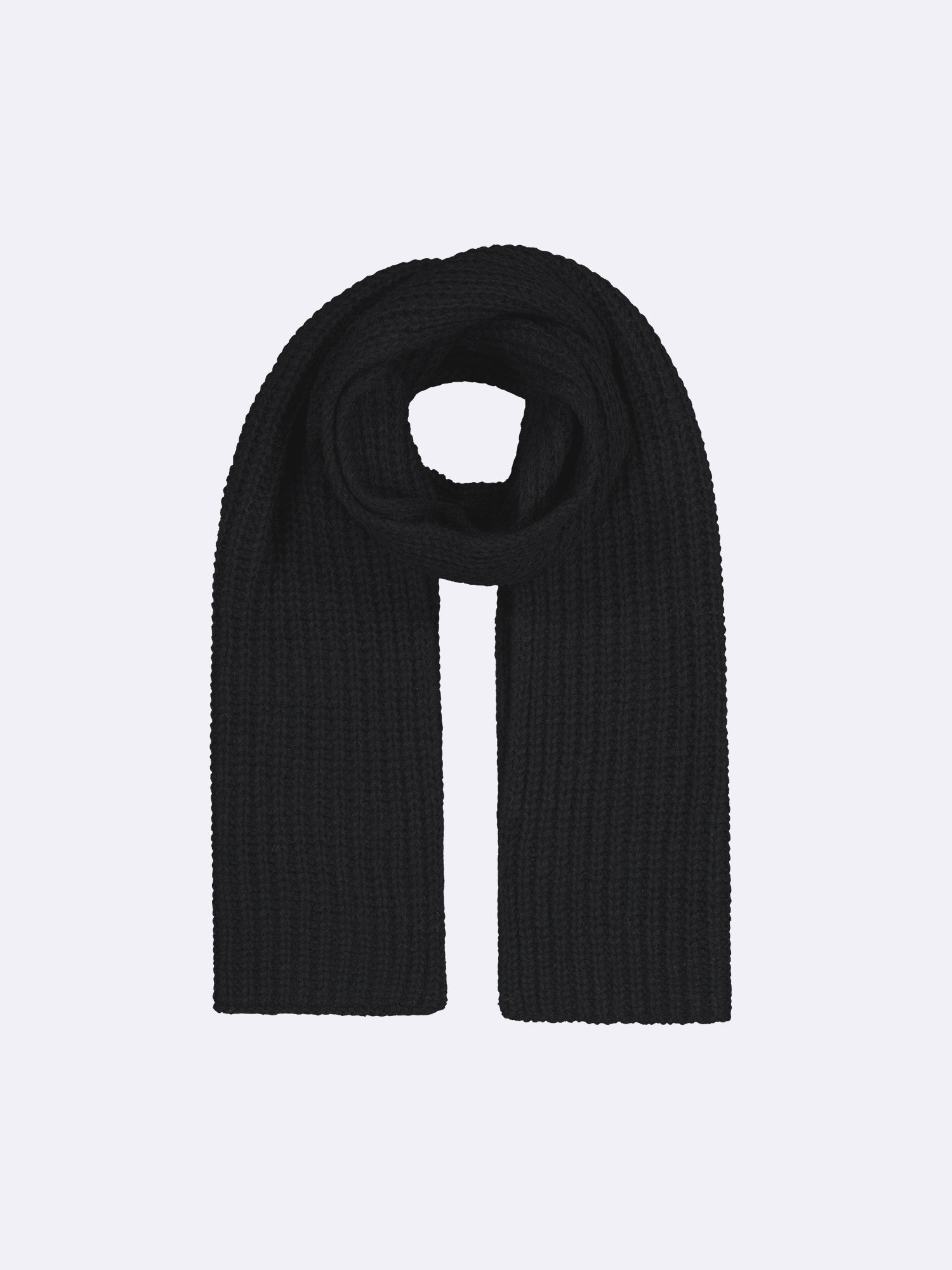 Muhkea HUURRE asustesetti sisältää kaulahuivin, lapaset ja pipon mustana. Upea setti sopii vaikka lahjaksi lämmittämään talven viimoilta. Huurre -sarjan patenttineulos on laadukasta puuvillan ja kierrätetyn villan sekoitusta, joka tuntuu miellyttävältä ihoa vasten. Kuva huivista.