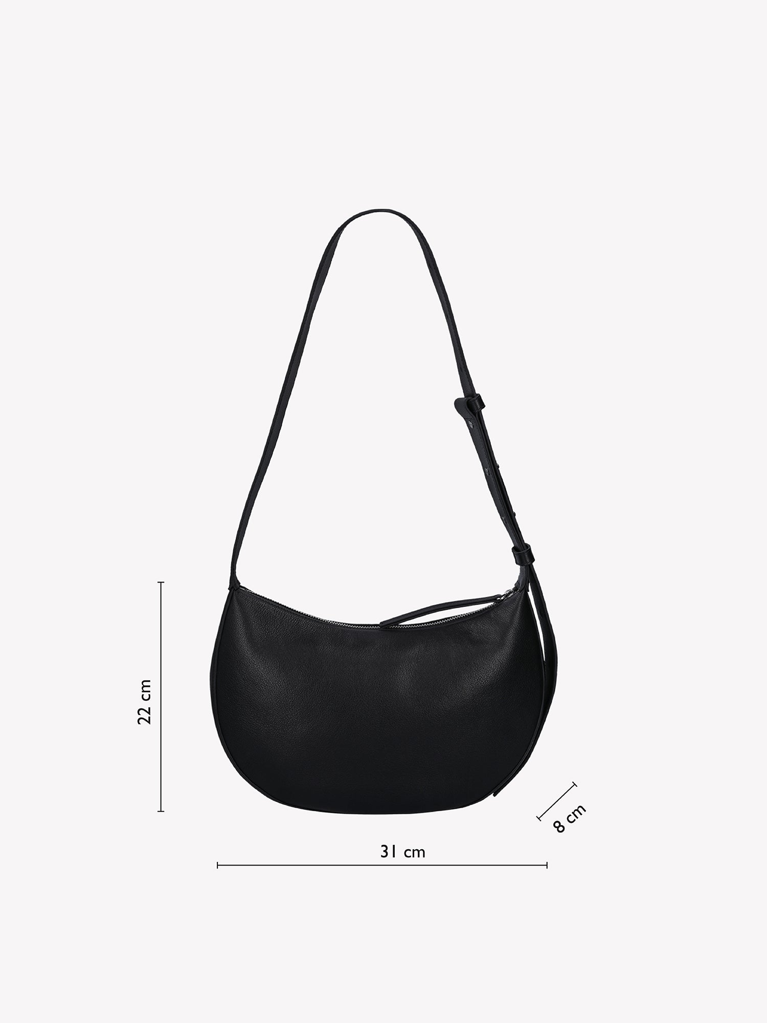 Nanson nahkainen Olka kuu -laukku tuotekuvassa, jossa mitat: korkeus 22 cm, leveys 31 cm ja pohjan syvyys 8 cm