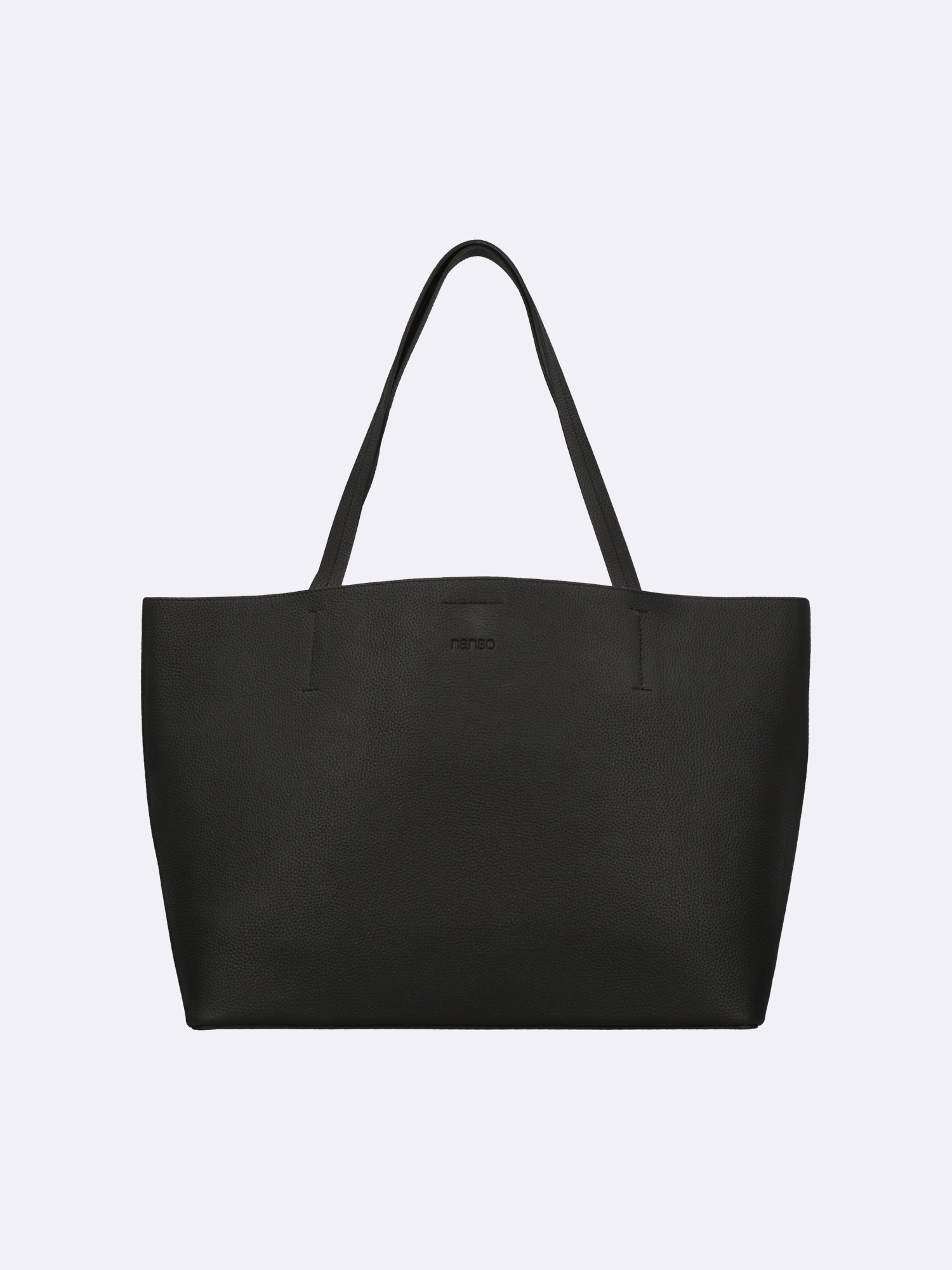 Nanson naisten tyylikäs musta Maxi Naru -nahkalaukku tuotekuvassa. Tote bag -tyylinen laukku, valmistettu sertifioidusta nahasta. Klassinen malli, jossa on olkahihnat, magneettinappikiinnitys ja hopeansävyiset metalliosat. Etupuolella painettu Nanson-logo.