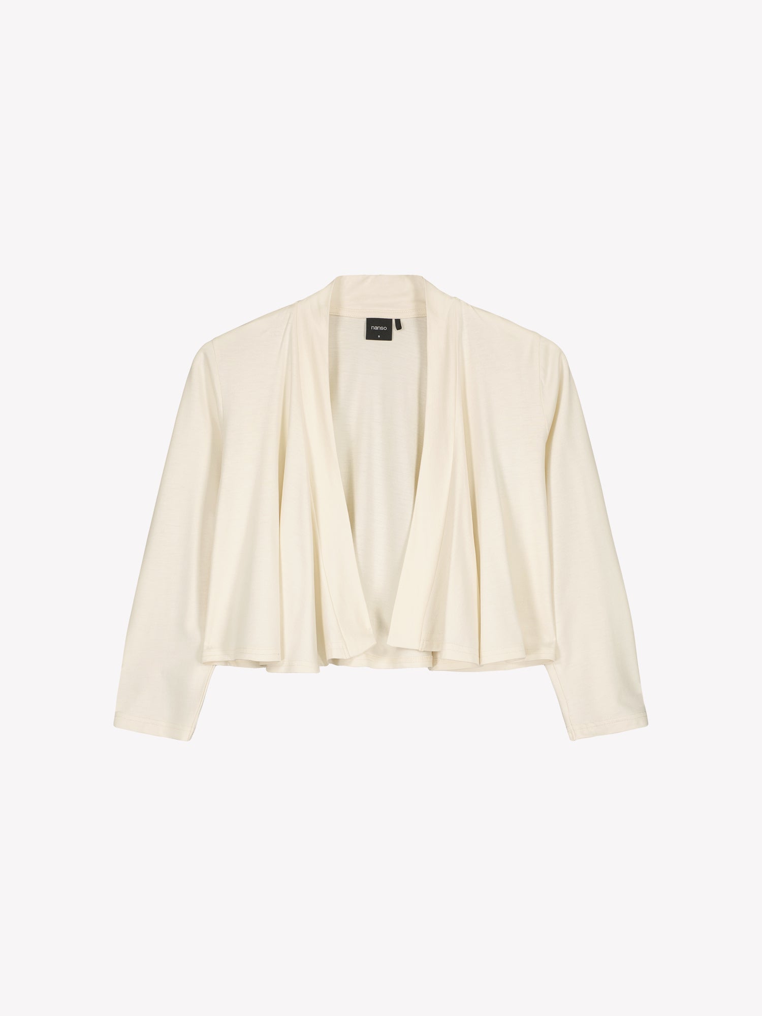 Nanson naisten luonnonvalkoinen yksivärinen Serenadi-bolero tuotekuvassa. Lyhyt malli, joka yltää rintakehän korkeudelle. Kaarevat etureunat, 3/4-pituiset hihat ja listalla reunustettu pääntie.