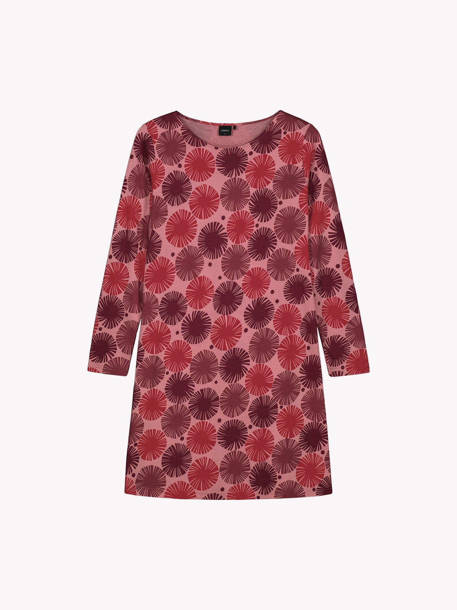 Nanson naisten punainen Amara-yöpaita, pitkähihainen ja ovaalilla pääntiellä viimeistelty, polvipituinen, tuotekuvassa.