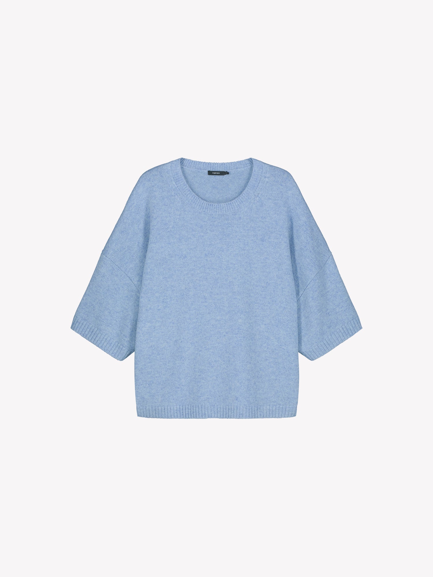 Naisten rento Oversize-tyylinen sininen Lana-neulepaita, jossa pyöreä resoripääntie, 1/2 pituiset hihat ja ribbineulos hihansuissa ja helmassa. Kuvattuna mallin päällä farkkujen kanssa. Tuotekuva edestä.