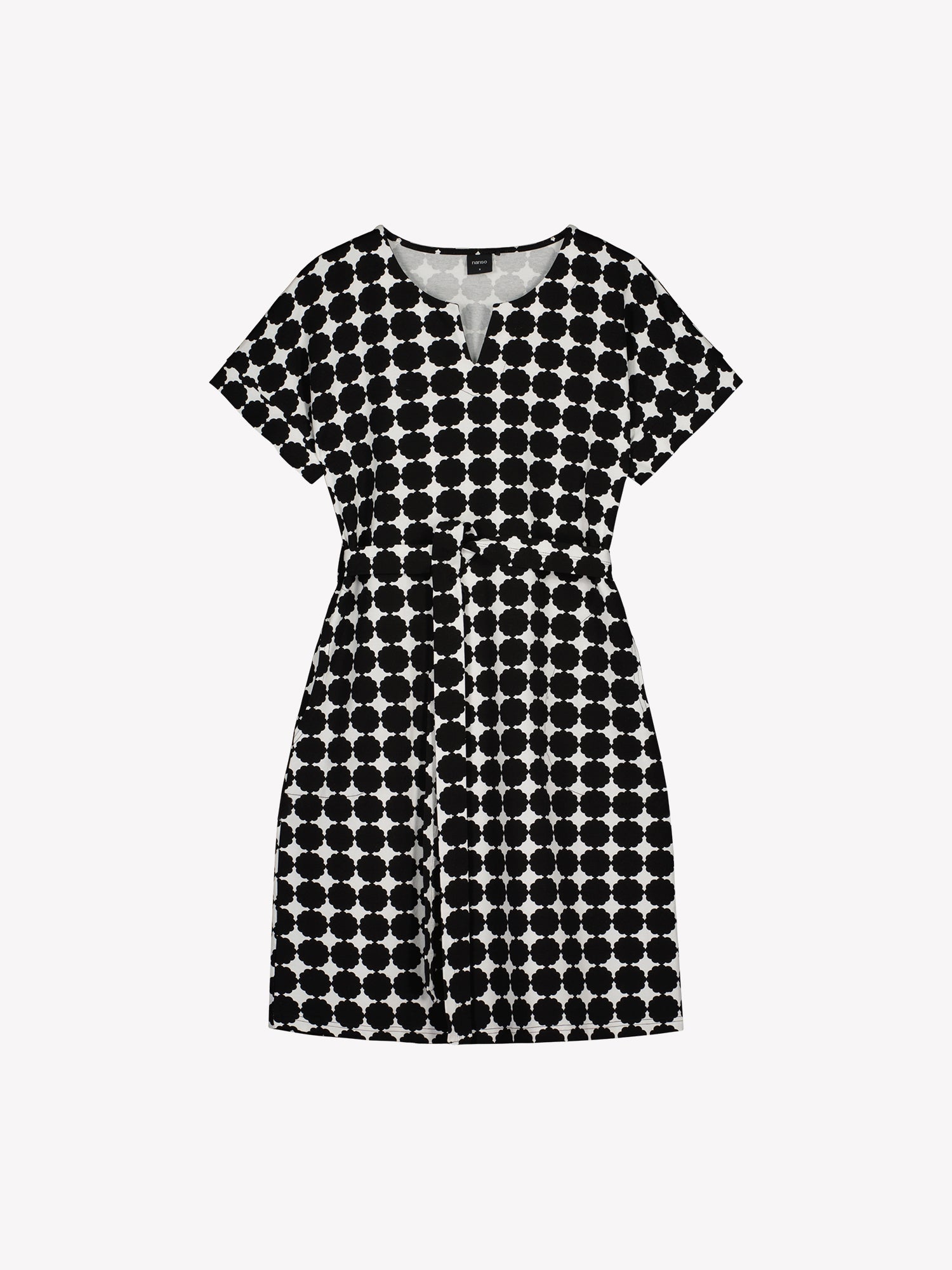 Nanson naisten tyylikäs ja mukava kuosillinen mustavalkoinen Avene-trikoomekko tuotekuvassa