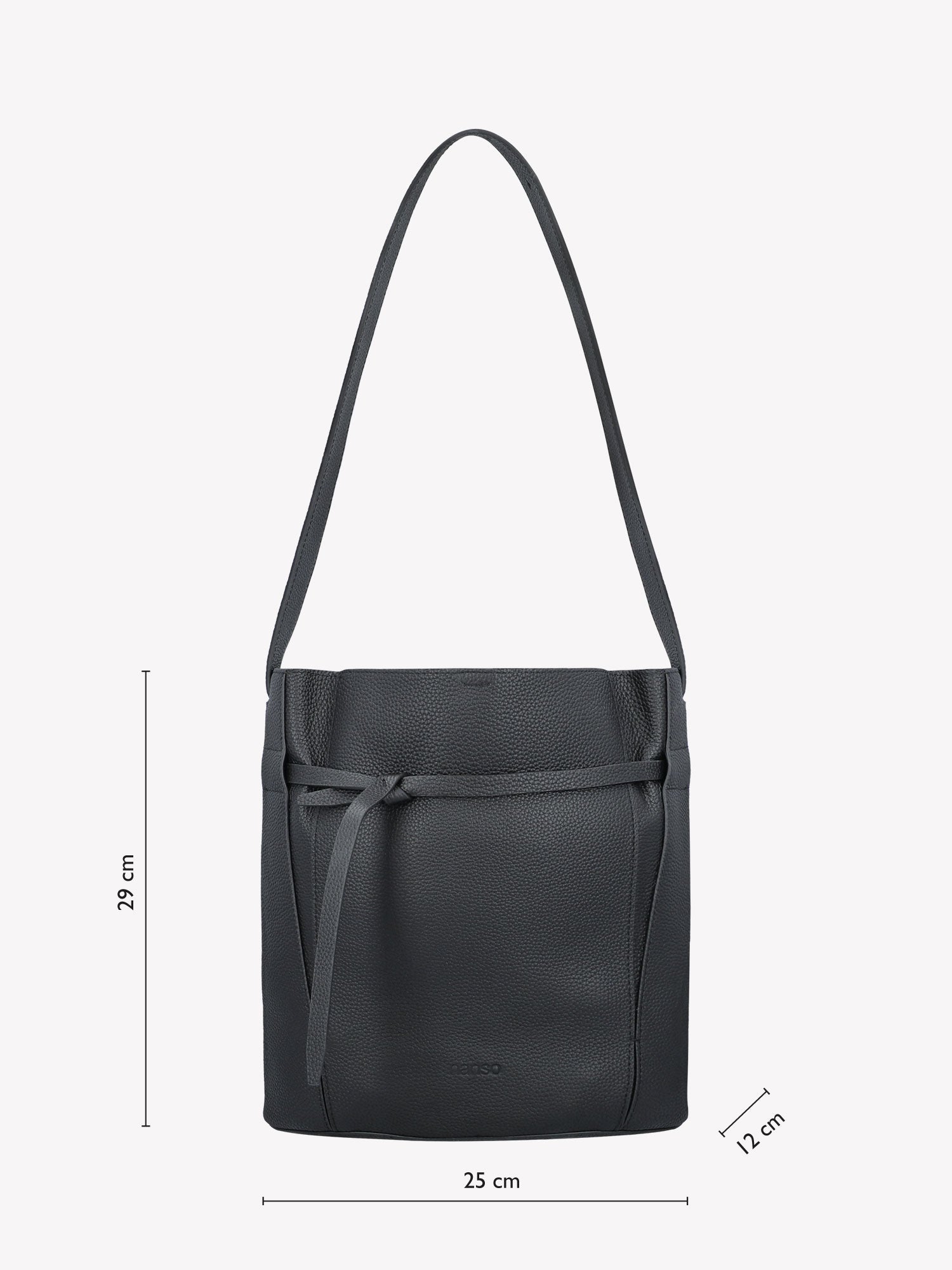 Nanson tyylikäs musta Naru Bucket- nahkalaukku. Nahkalaukussa on säädettävä olkahihna. Vuoritetussa laukussa on tasku sisäpuolella ja magneettinappi kiinnitys. Tuotekuvassa kuvattuna etupuolelta. Laukun mitat kuvassa.