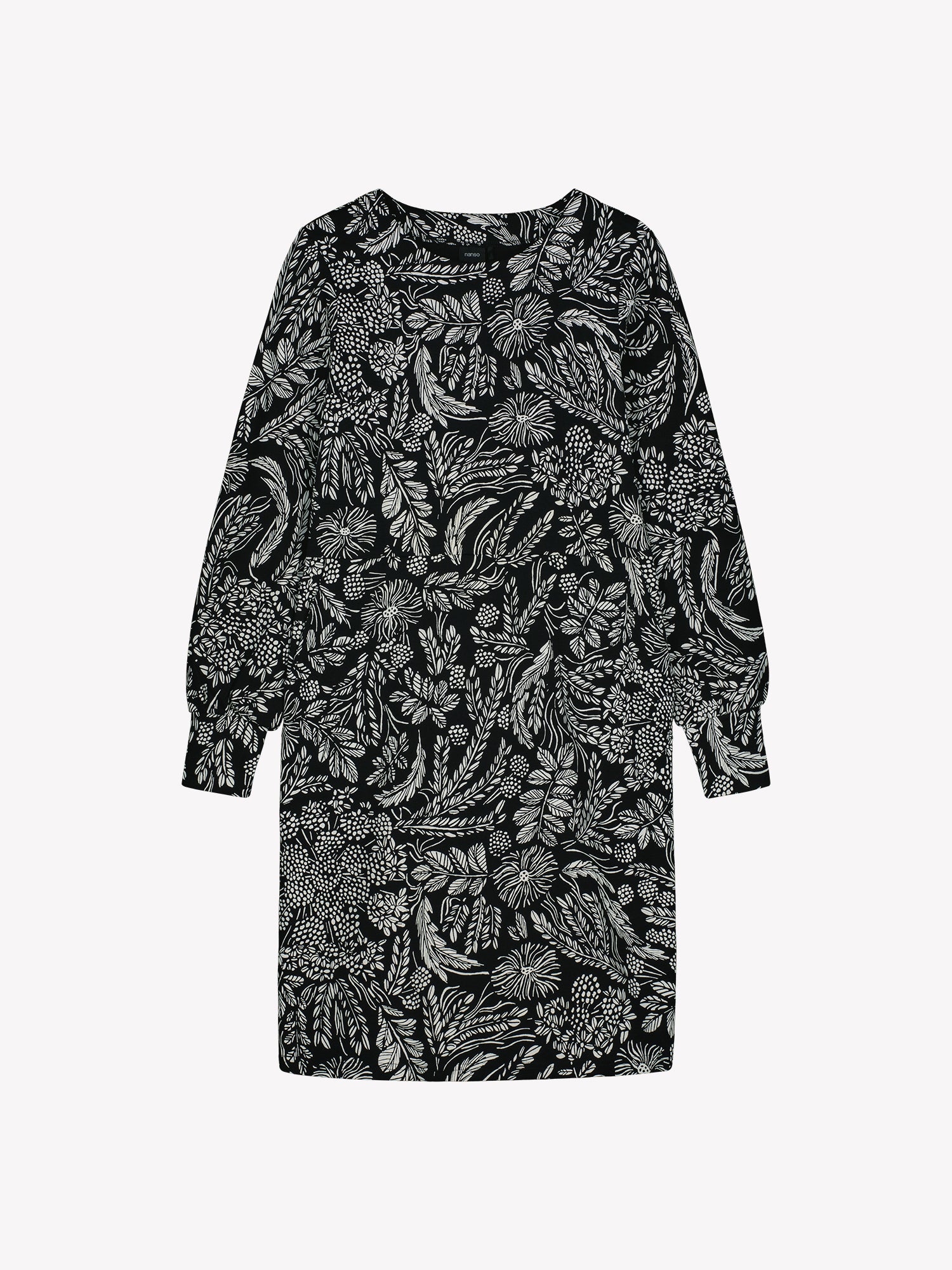 Nanson naisten mustavalkoinen Floora-mekko, pitkähihainen ja venepääntiellä viimeistelty, polvipituinen, tuotekuvassa.