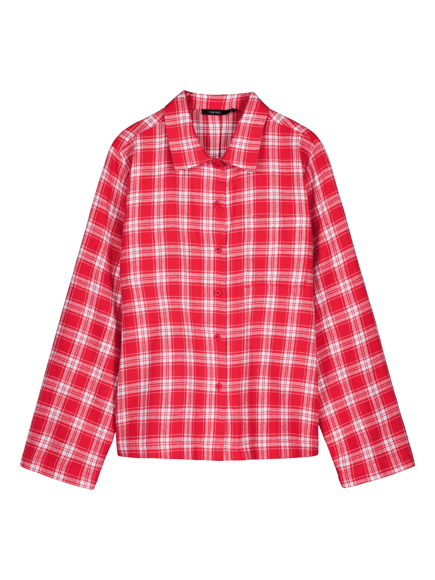 Nanson naisten punainen ruutukuosinen flanellipaita tuotekuvassa, lantiolle ulottuva pituus, pitkät hihat, kaulus, nappilista, rintatasku ja pyöristetty helma sivuhalkioilla.