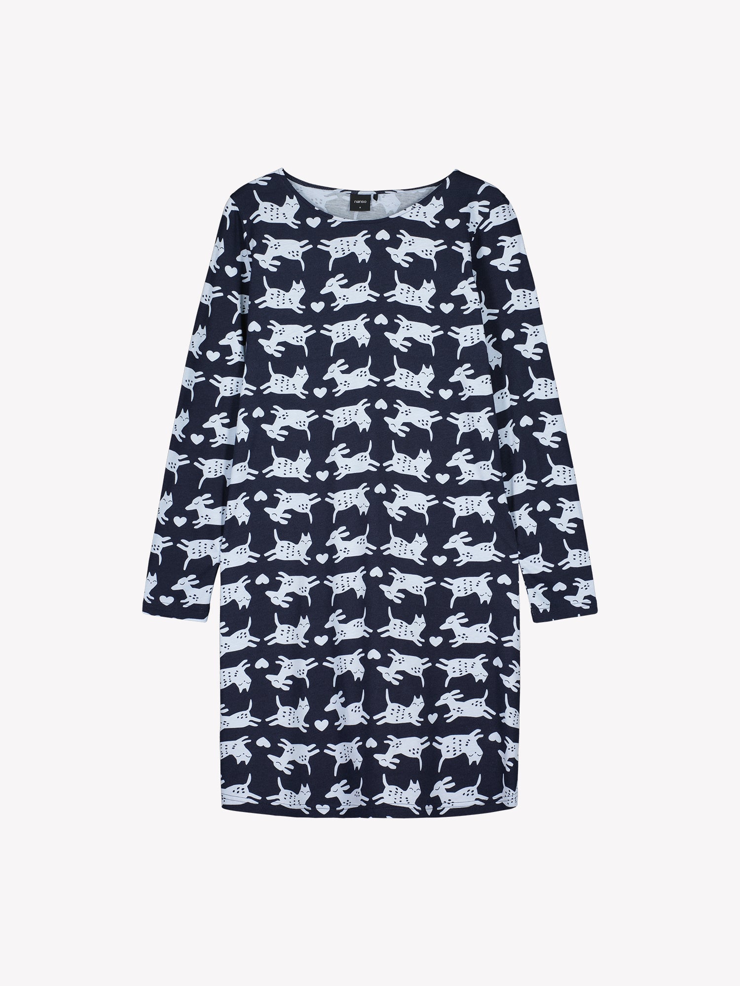 Nanson naisten tummansininen Kamu-yöpaita, pitkähihainen ja ovaalilla pääntiellä viimeistelty, polvipituinen, tuotekuvassa.