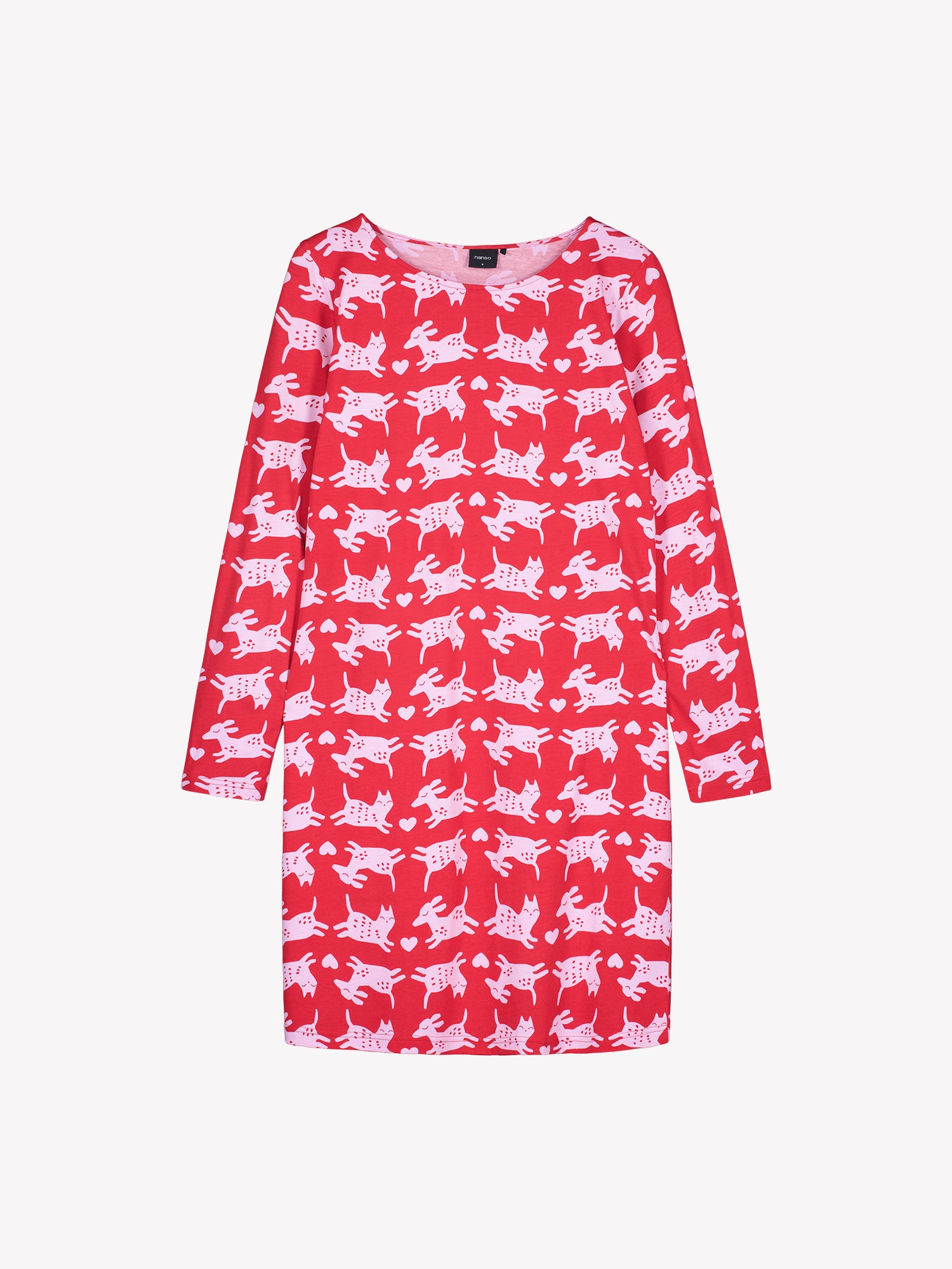 Nanson naisten punainen Kamu-yöpaita, pitkähihainen, ovaalilla pääntiellä ja polvipituisella helmalla, tuotekuvassa.