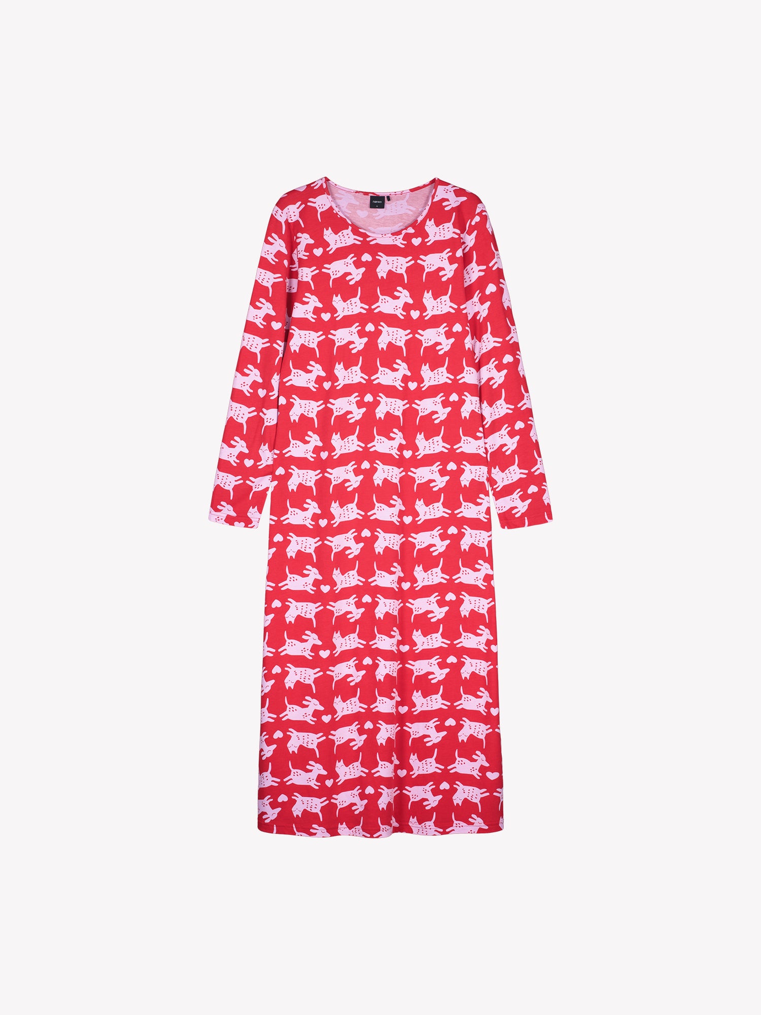 Nanson naisten punainen Kamu-yöpaita, pitkähihainen ja ovaalilla pääntiellä viimeistelty, nilkkapituinen, tuotekuvassa.