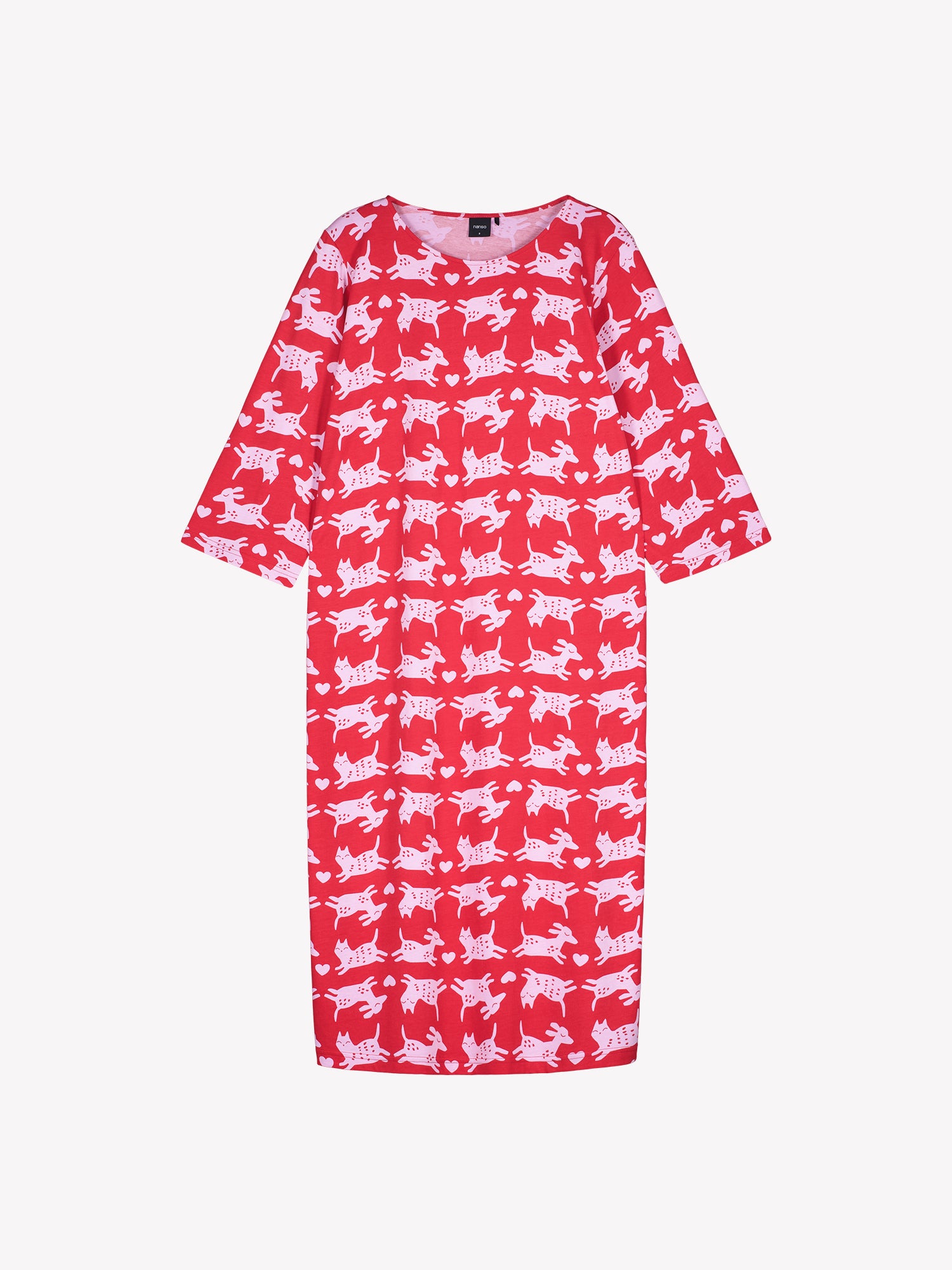 Nanson naisten punainen Kamu-yöpaita, 3/4-hihat ja ovaali pääntie, pohkeen yläpuolelle ulottuva pituus, tuotekuvassa.