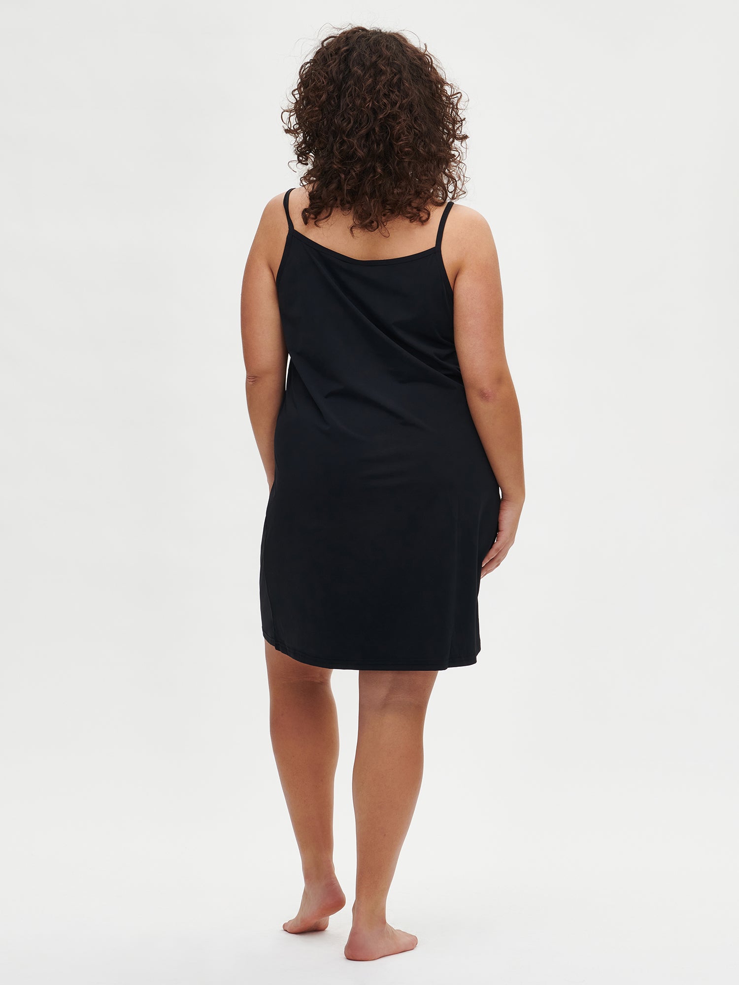 Nanson naisten musta Basic-alusmekko ohuilla olkaimilla, takaa kuvattuna plus size-mallin päällä.