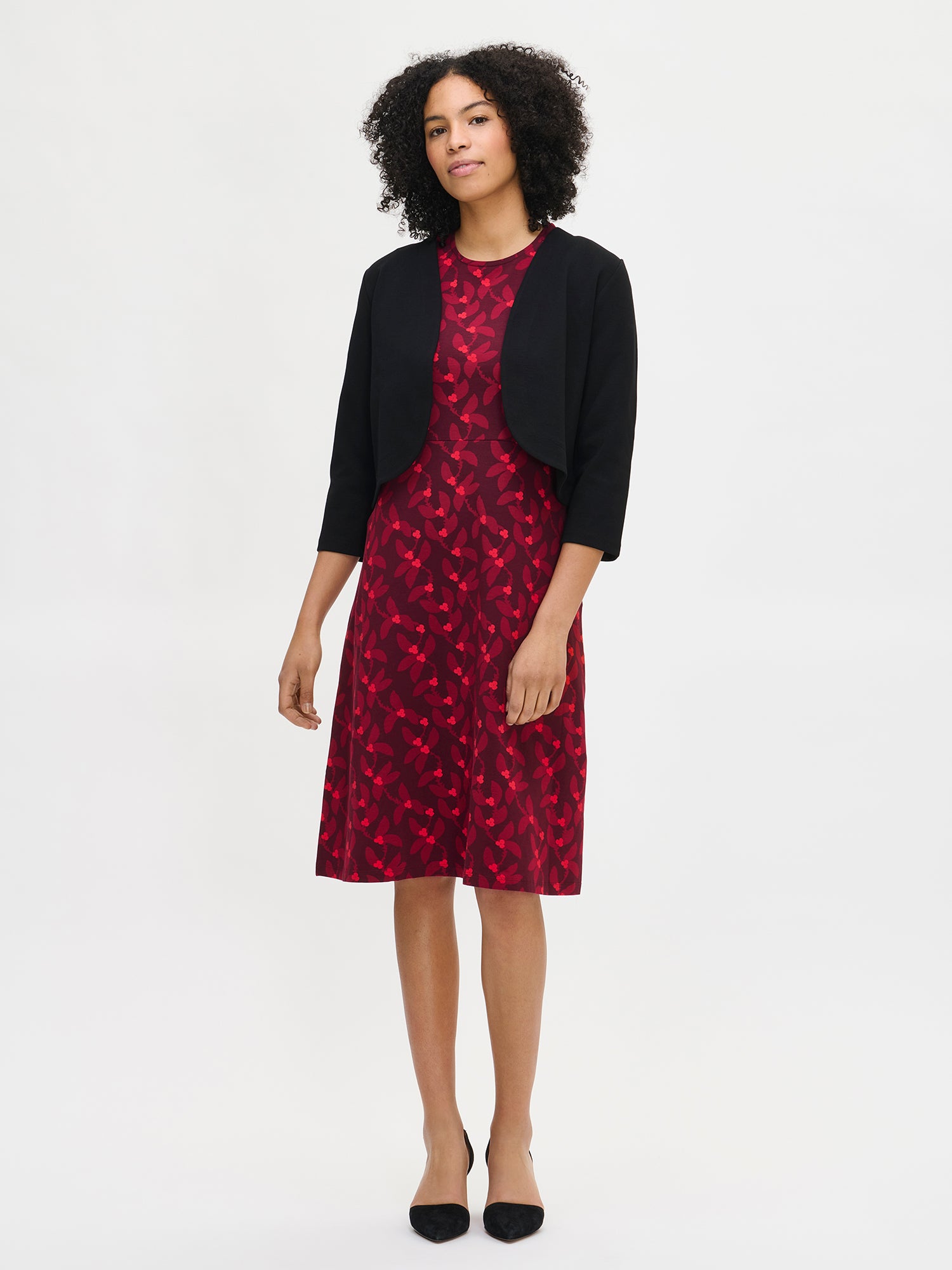 Nanson naisten musta Opera-bolero, vyötärölle ulottuva lyhyt malli, pyöreä pääntie ja 3/4-hihat, mallin yllä kokokuvassa.