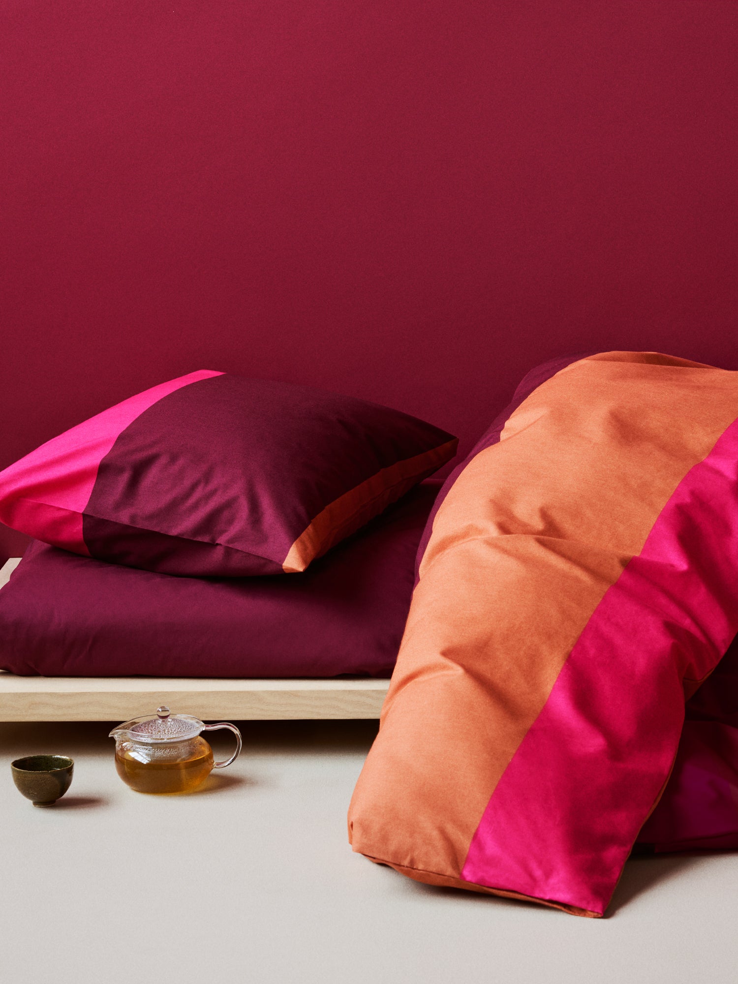 Nanson punainen Trio-pussilakanasetissä on kaunis leveä raitakuosi, sängyssä