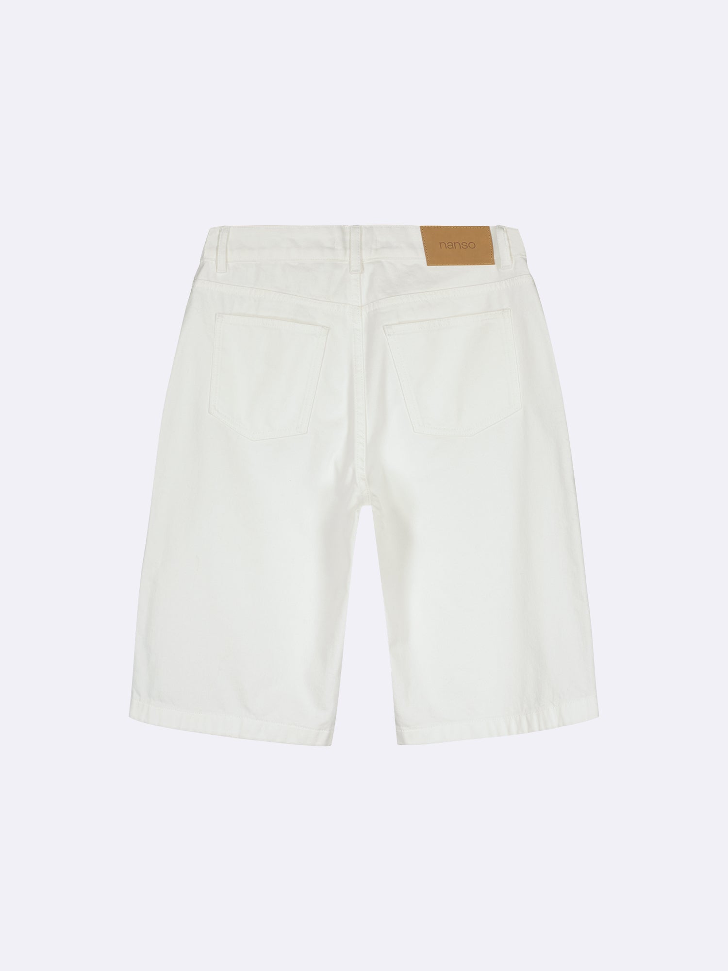 Nanson naisten mukavat rennosti istuvat luonnonvalkoiset Levee-shortsit farkkumateriaalista vyötärökaitaleella, jossa edessä vetoketju ja polviin asti ulottuvat levenevät lahkeet tuotekuvassa takaa.
