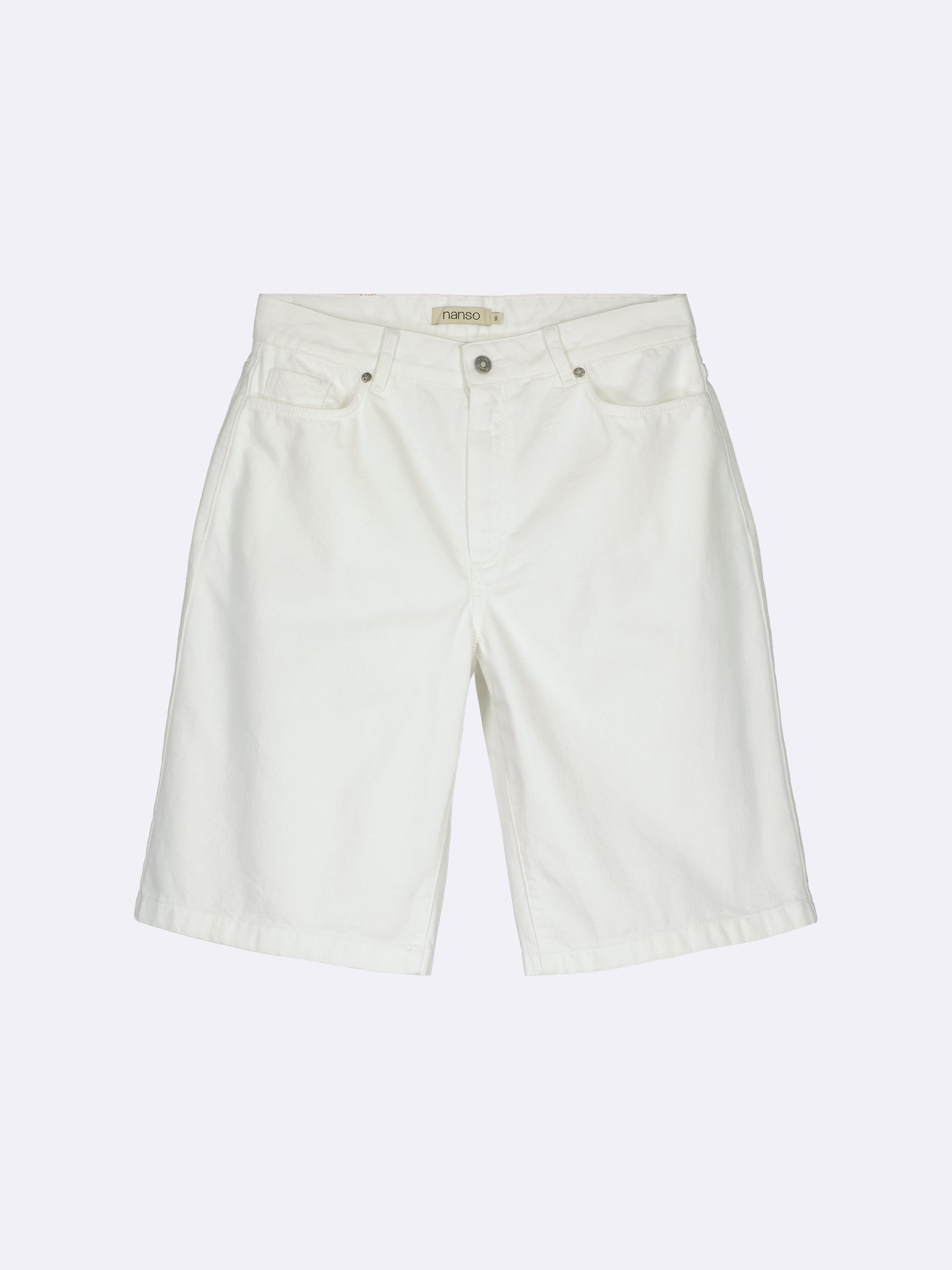 Nanson naisten mukavat rennosti istuvat luonnonvalkoiset Levee-shortsit farkkumateriaalista vyötärökaitaleella, jossa edessä vetoketju ja polviin asti ulottuvat levenevät lahkeet tuotekuvassa edestä.