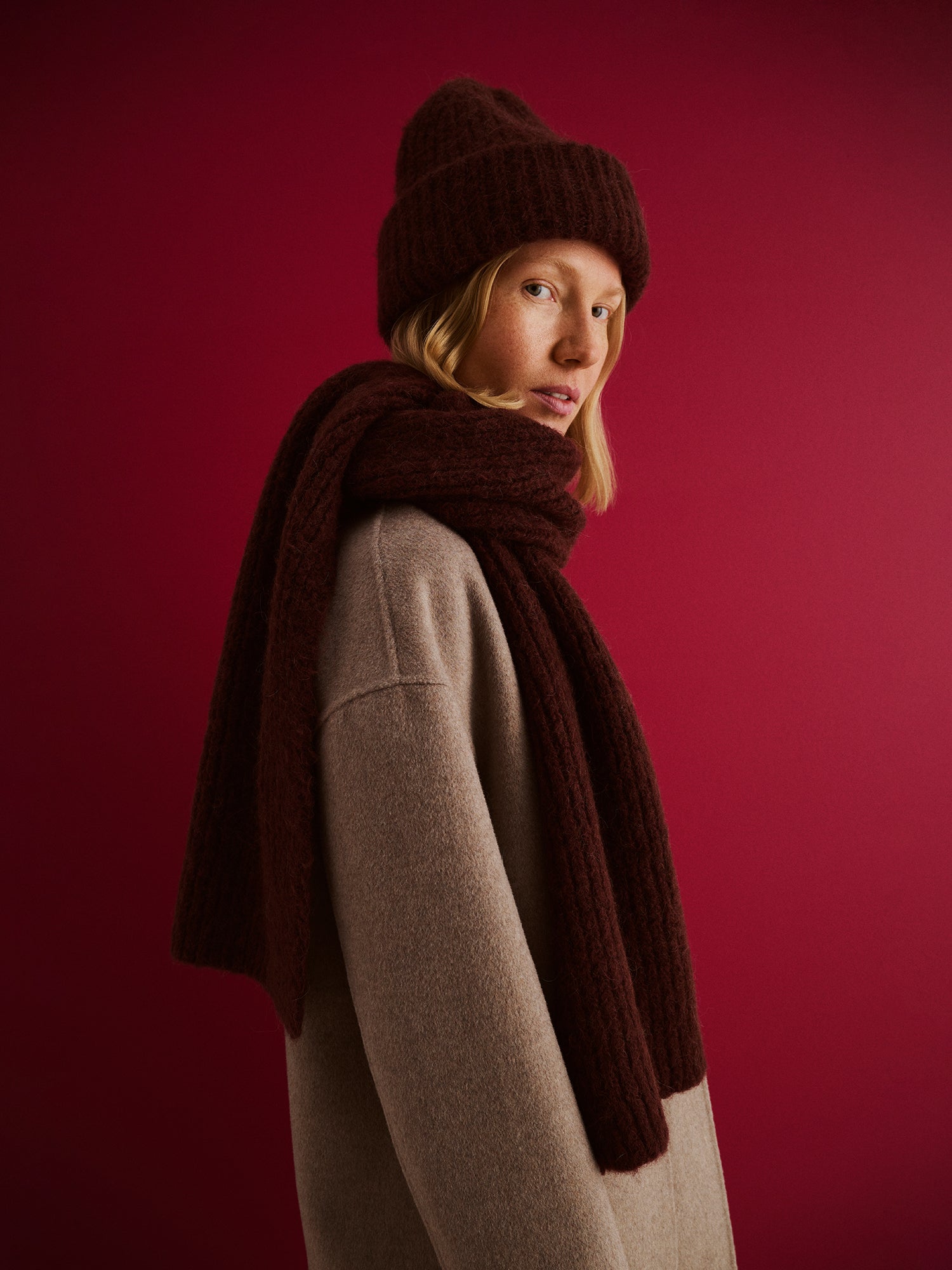 Naisten kaunis tummanruskea Usva-asustesetti sisältää ribbineulepipon ja ribbineulehuivin. Neuloksen materiaali on ihanan laadukasta, pehmeän ja miellyttävän tuntuista sertifioidun villan ja alpakan sekoitetta. kuva 1