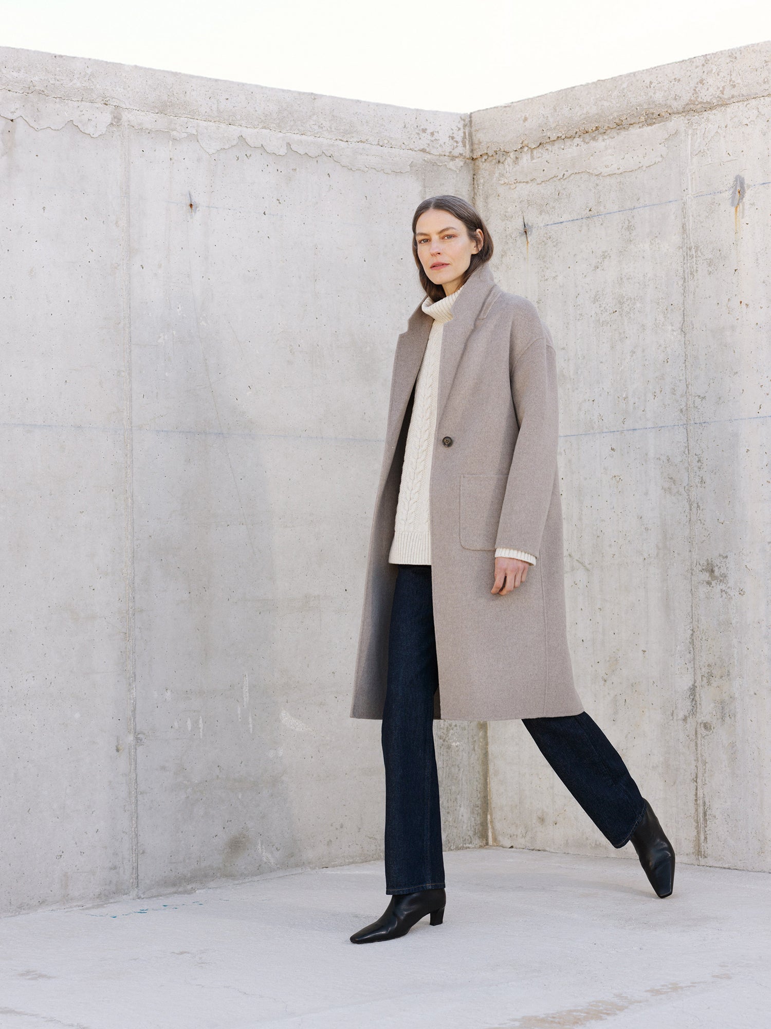 Nanson naisten tyylikäs ja klassinen beige Ylle-villakangastakki. Mallilla edestä auki.