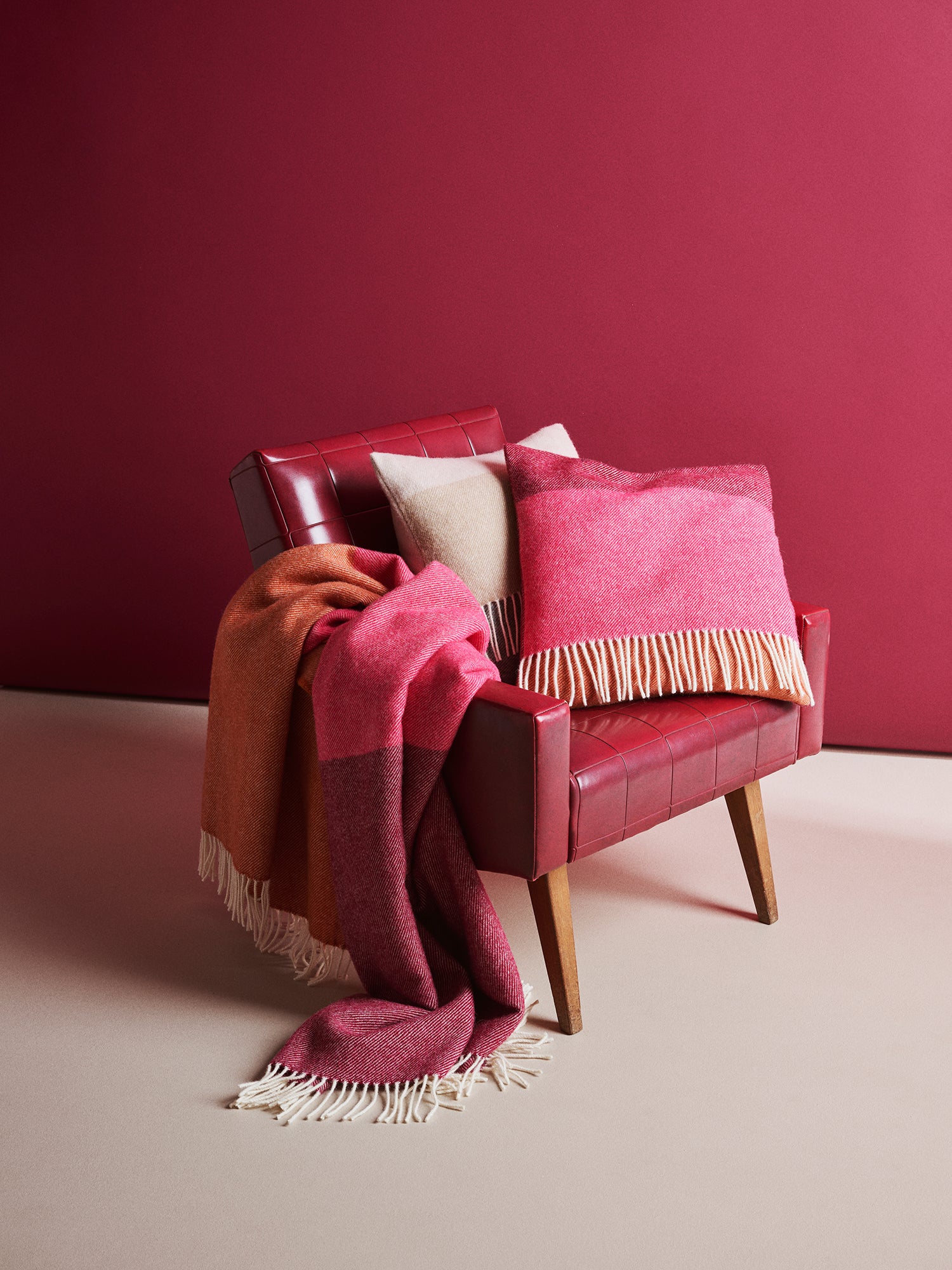 TRIO villainen tyylikäs ja lämmin sisustussetti - punainen, kuva 1.