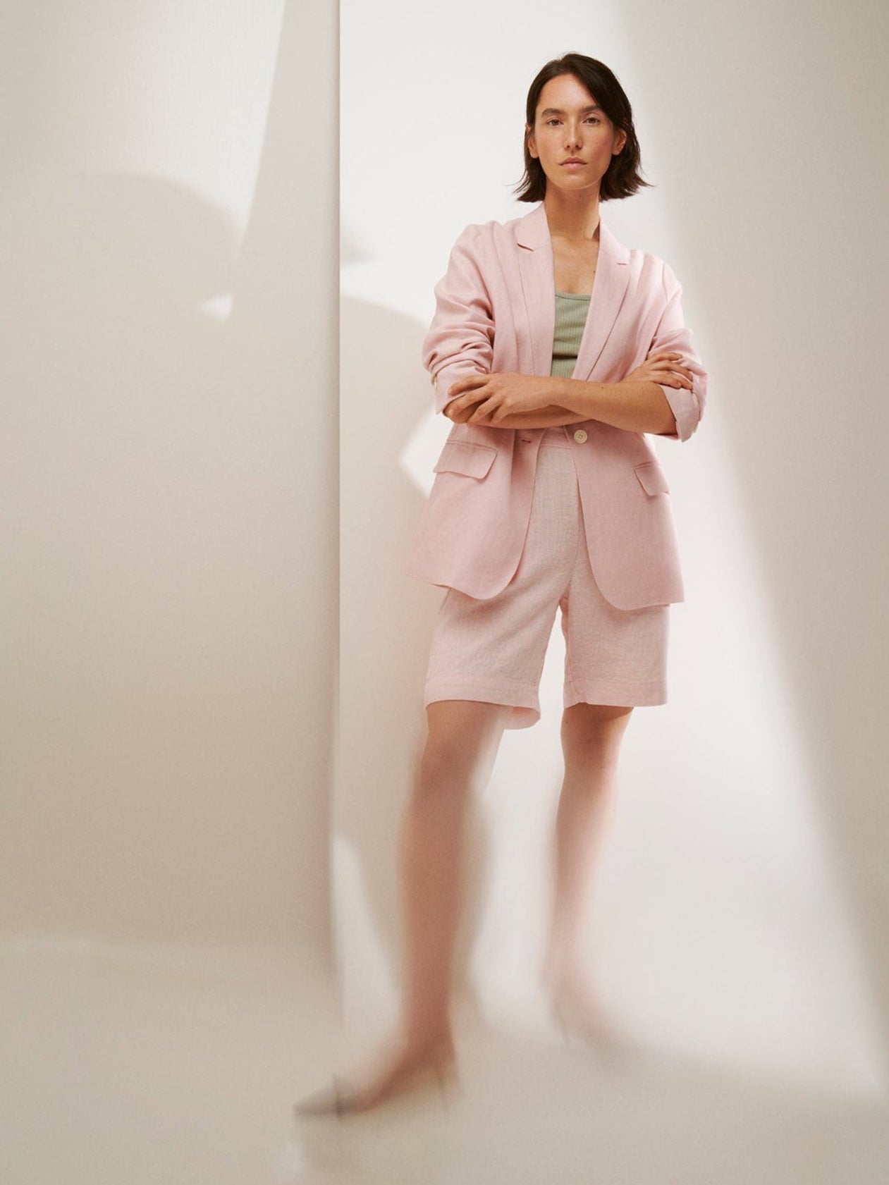 Nanson naisten tyylikäs vaaleanpunainen Arles-bleiseri pellavasta pellavashortsien kanssa