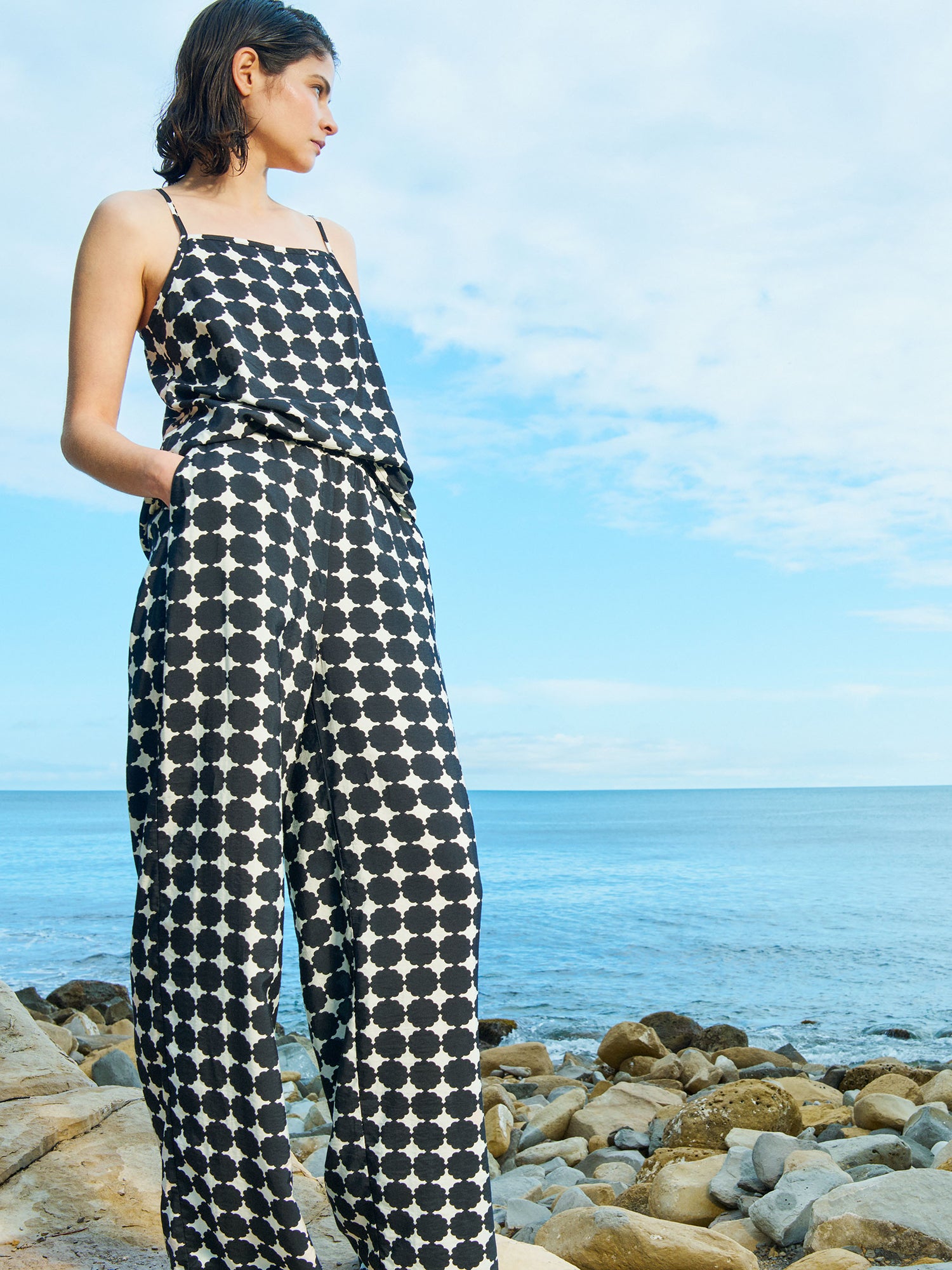 Nanson naisten leveälahkeiset Avene-housut, joissa on tyylikäs mustavalkoinen kuosi, mallin päällä saman sarjan topin kanssa.