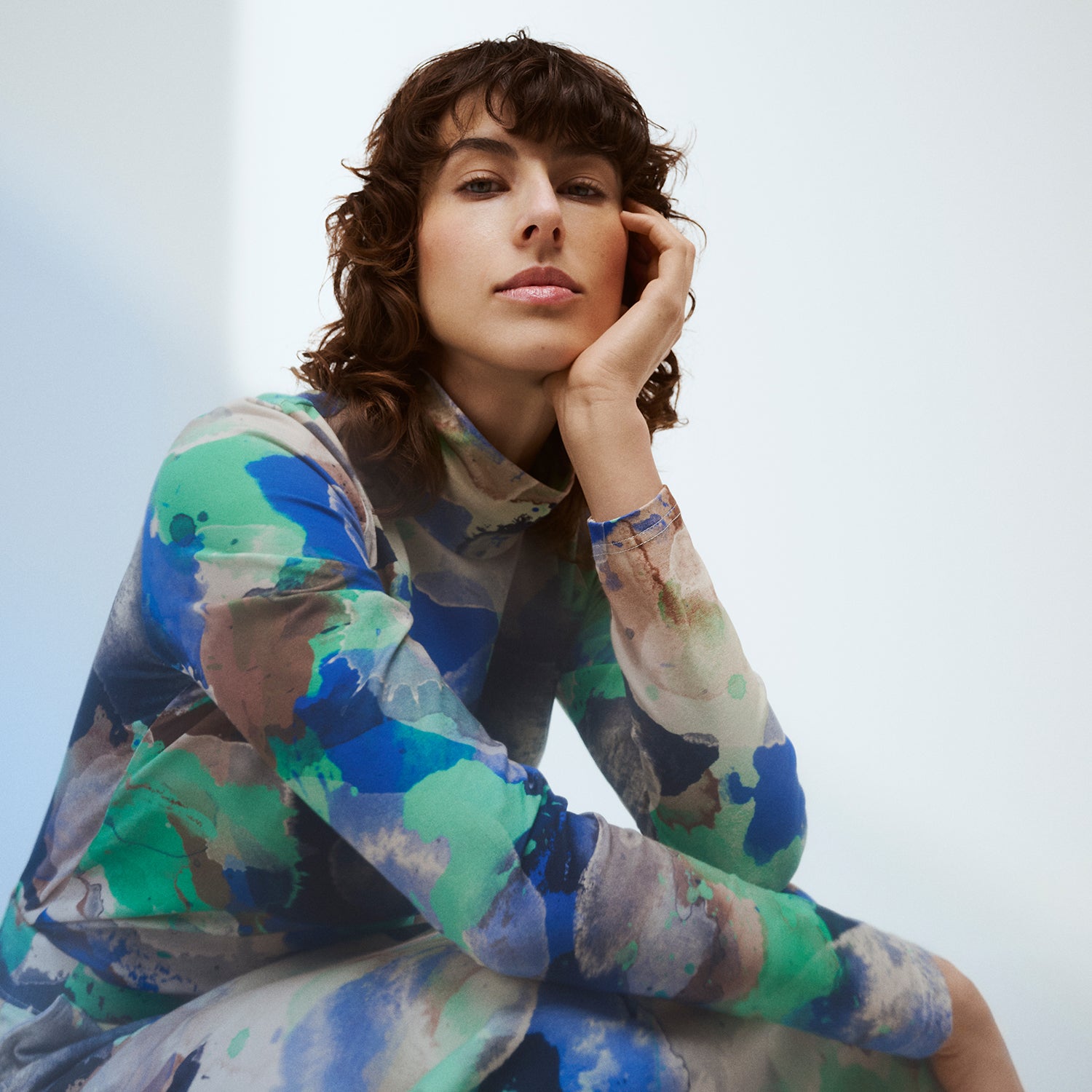 Naismallin yllä kuosillinen Nanson Sirius poolo ja hame, läheltä kuvattuna.