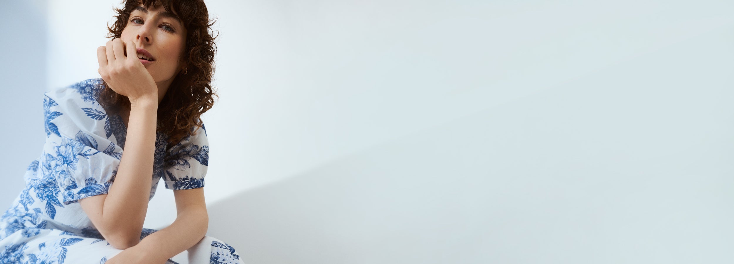 Nanson kesäinen sinivalkoinen kukallinen Palatsi-pusero ja -hame mallin päällä lähikuvassa.