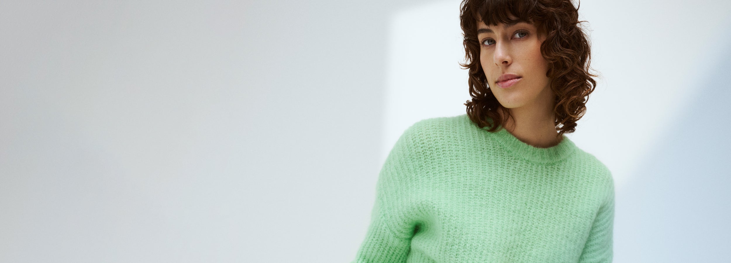 Nanson vaaleanvihreä Karamelli neulepusero mallin päällä lähikuvassa