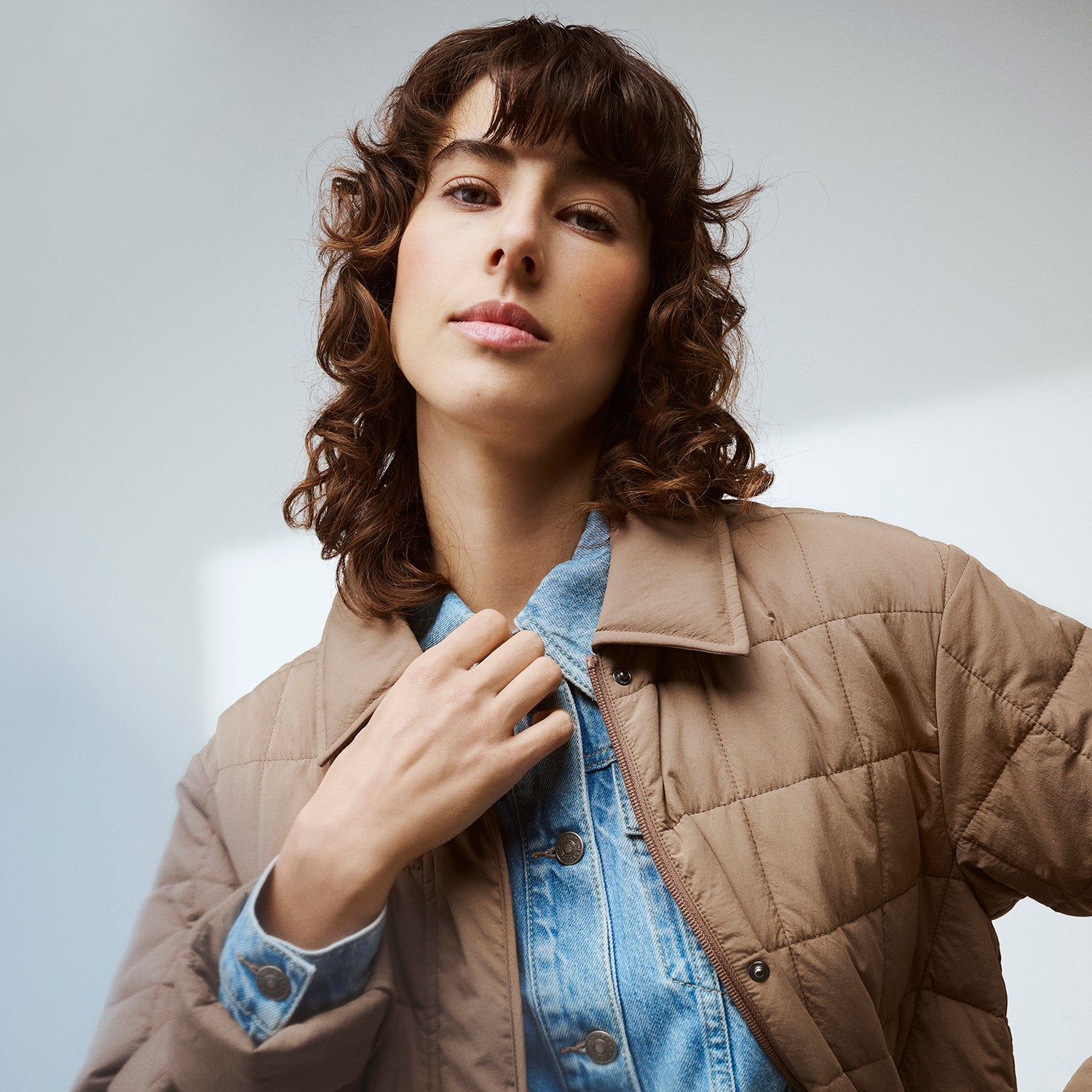 Naisen yllä Nanson ruskea Marje Tillitakki, kuvattuna läheltä